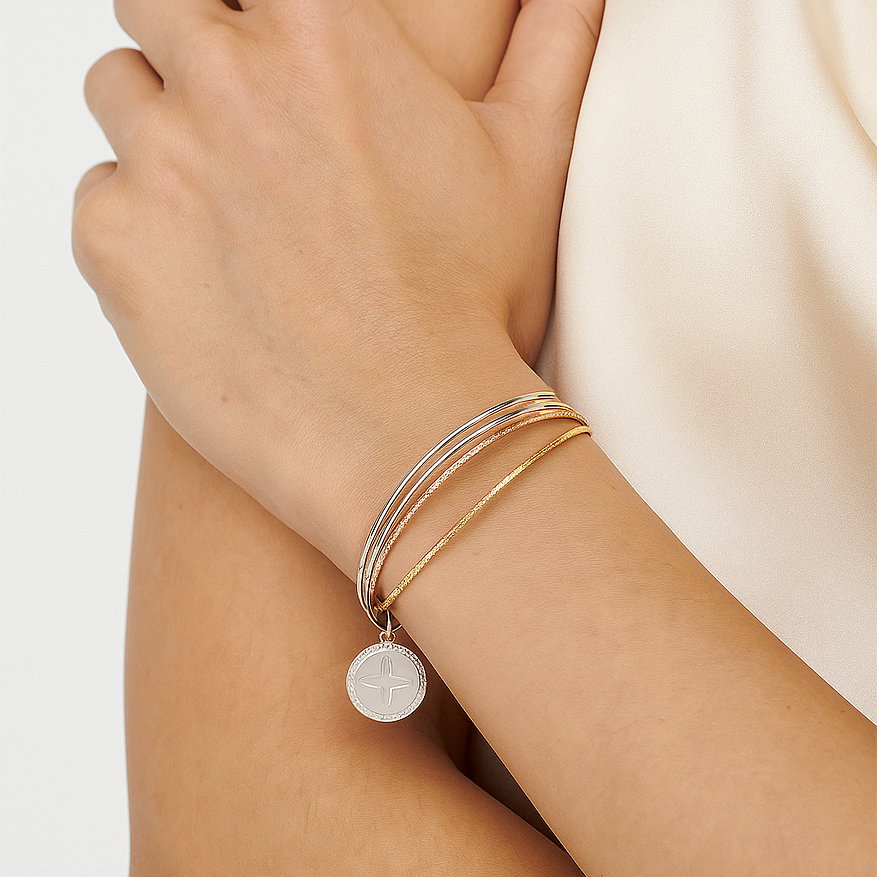 Anely ANELY Schlichtes Armreif Set mit Coin Anhänger – Mehrfarbig, Bild 2