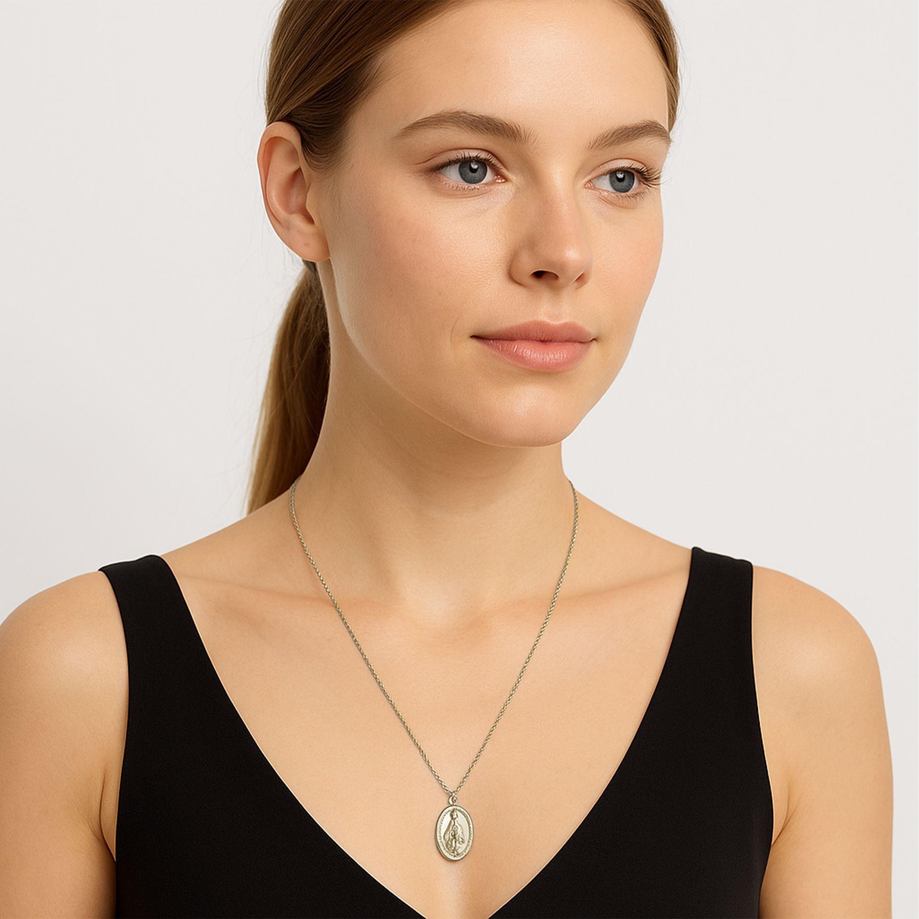Halskette mit ovalem Anhänger und Edelstahlkette Halskette mit ovalem Anhänger und Edelstahlkette