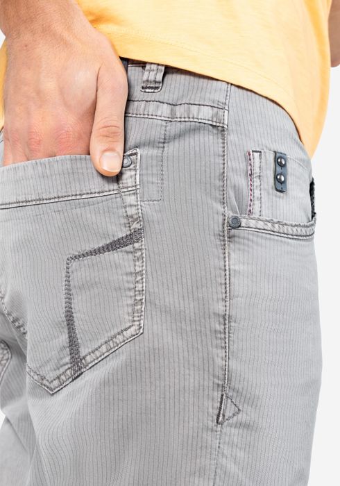 Timezone Timezone Gestreifte Bermuda Shorts mit Taschen und – Grau, Bild 5