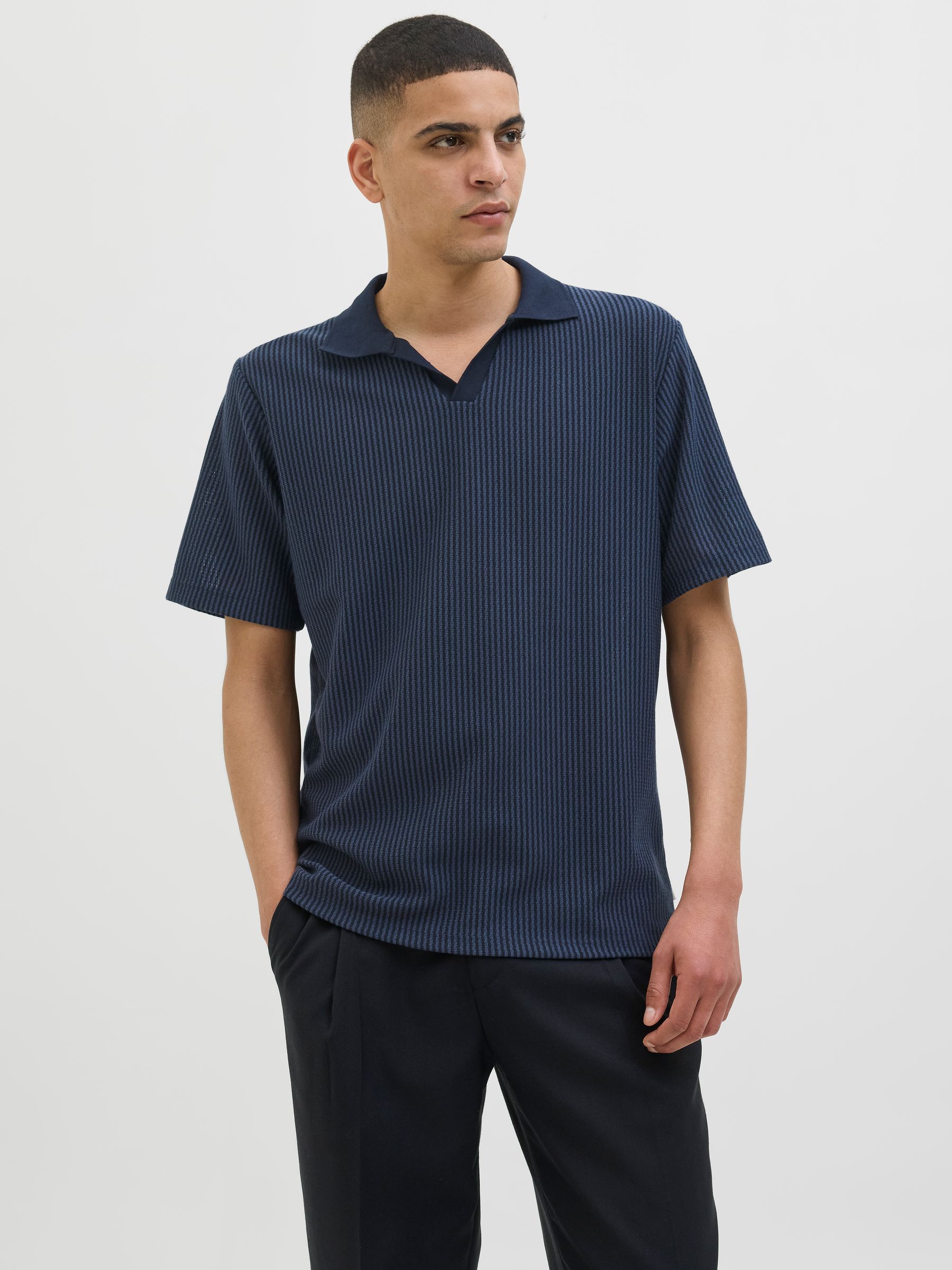 Jack & Jones JACK & JONES Gestreiftes Poloshirt mit V-Ausschnitt und Kurzarm – Dunkelblau, Bild 2