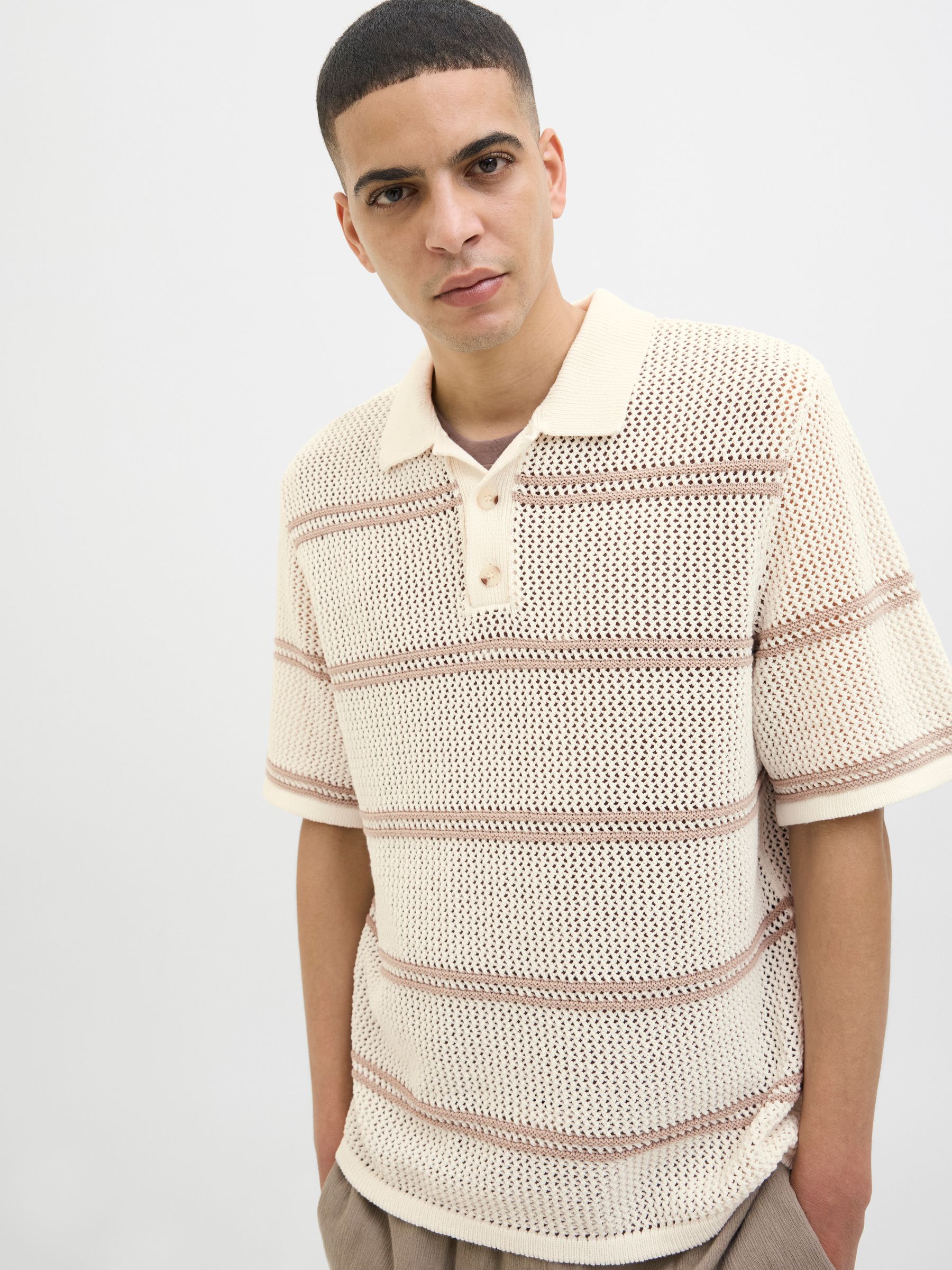 JACK&JONES_NOOS2025_4867703_12286188_7.jpg Feinstrick Poloshirt mit Streifenmuster und Knöpfen