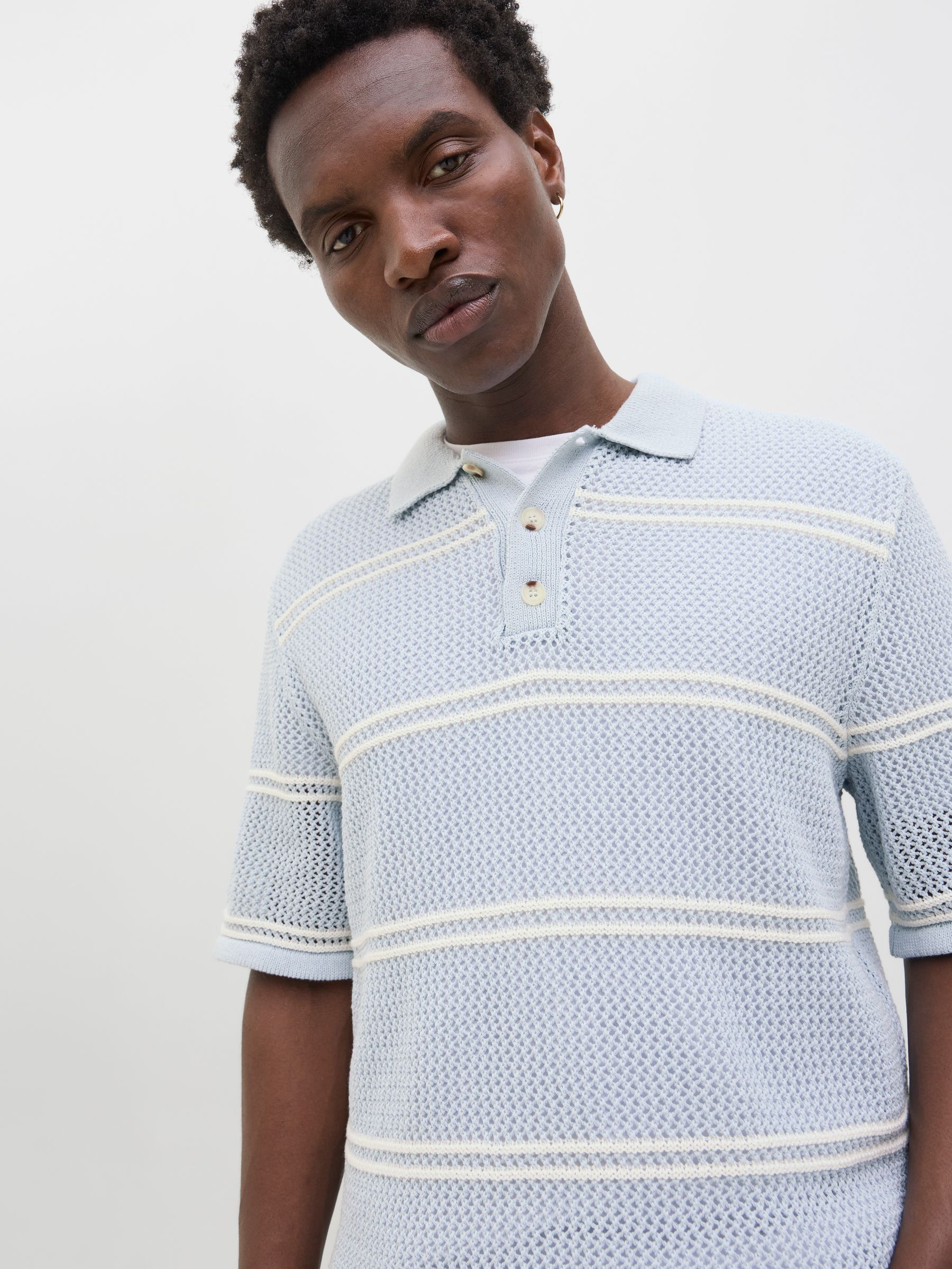 JACK&JONES_NOOS2025_4867704_12286188_2.jpg Feinstrick Poloshirt mit Streifenmuster und Knöpfen