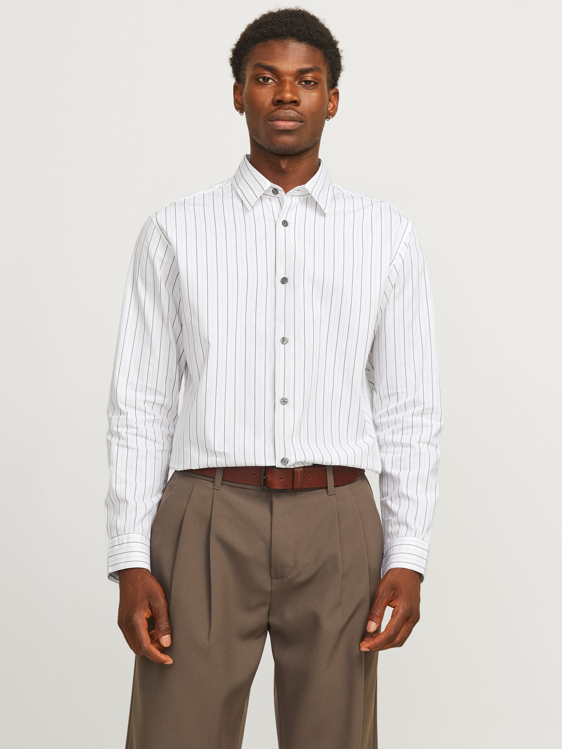 JACK&JONES_FallWinter2024_4559818_12260628_2.jpg Langarm Business-Hemd mit Kentkragen und Knopfleiste