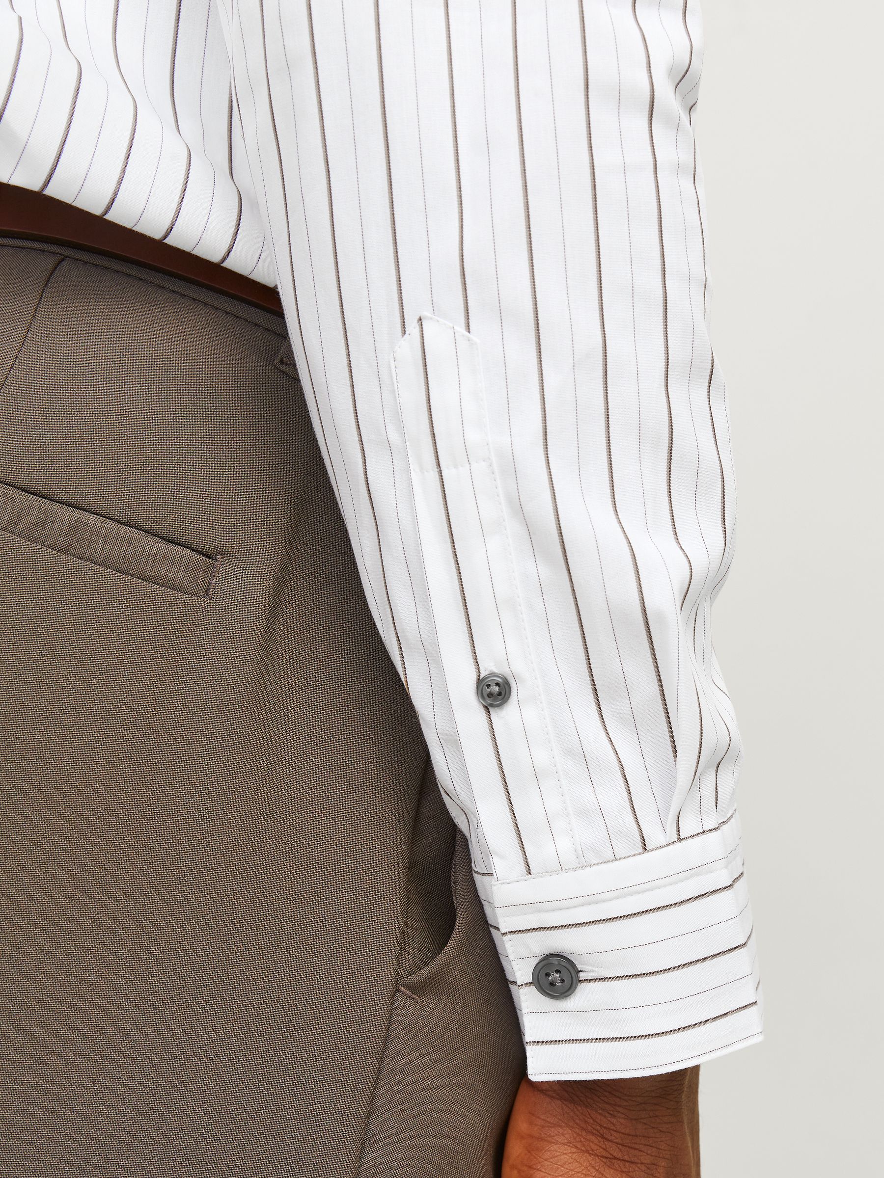 JACK&JONES_FallWinter2024_4559818_12260628_5.jpg Langarm Business-Hemd mit Kentkragen und Knopfleiste