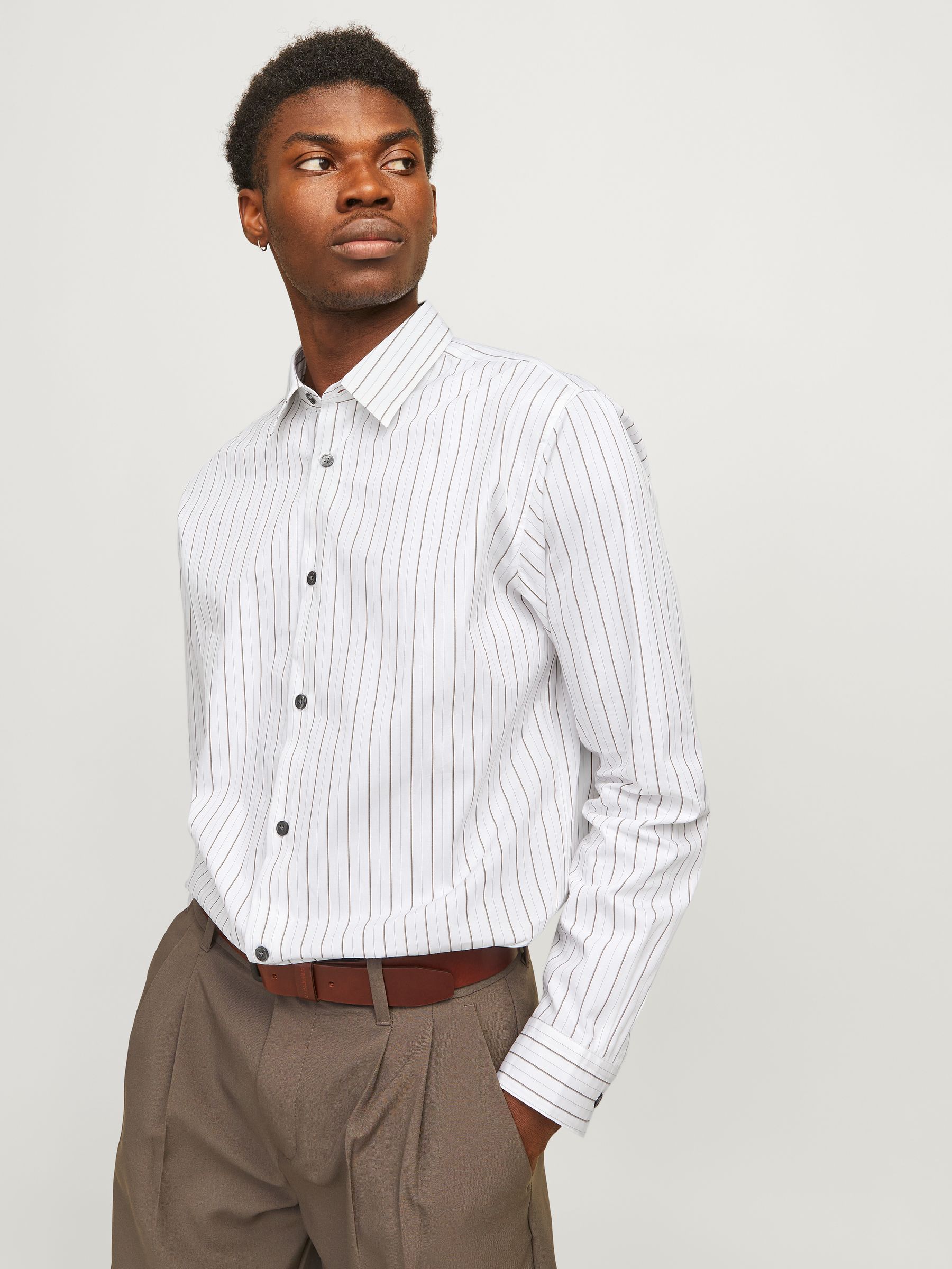 JACK&JONES_FallWinter2024_4559818_12260628_7.jpg Langarm Business-Hemd mit Kentkragen und Knopfleiste