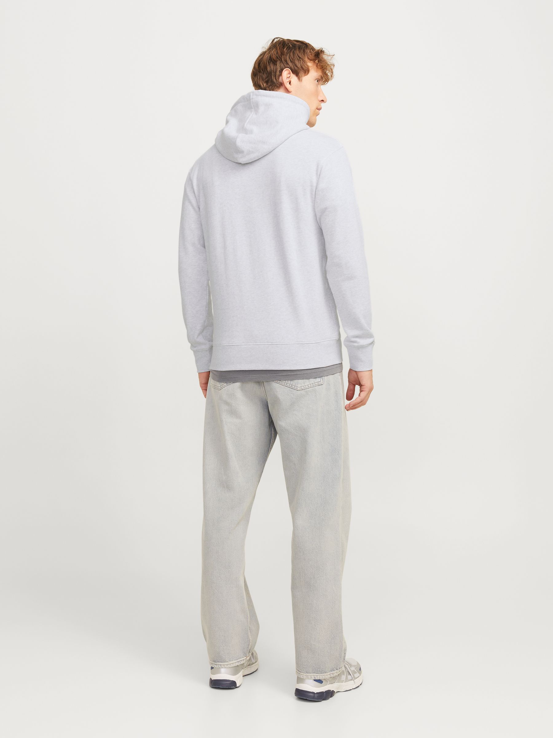 JACK&JONES_Springsummer_4667783_12268436_2.jpg Kapuzenpullover mit Kordelzug und Logo auf der Brust