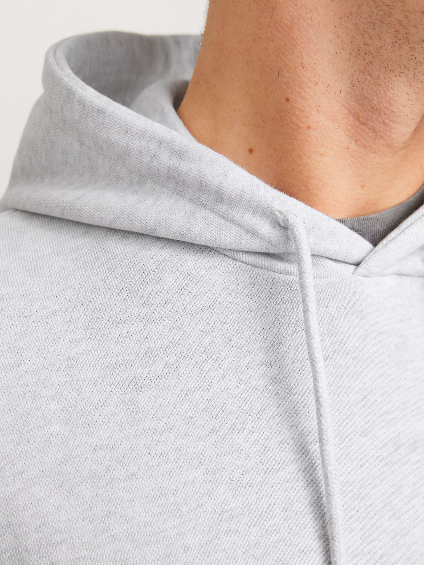 JACK&JONES_Springsummer_4667783_12268436_5.jpg Kapuzenpullover mit Kordelzug und Logo auf der Brust