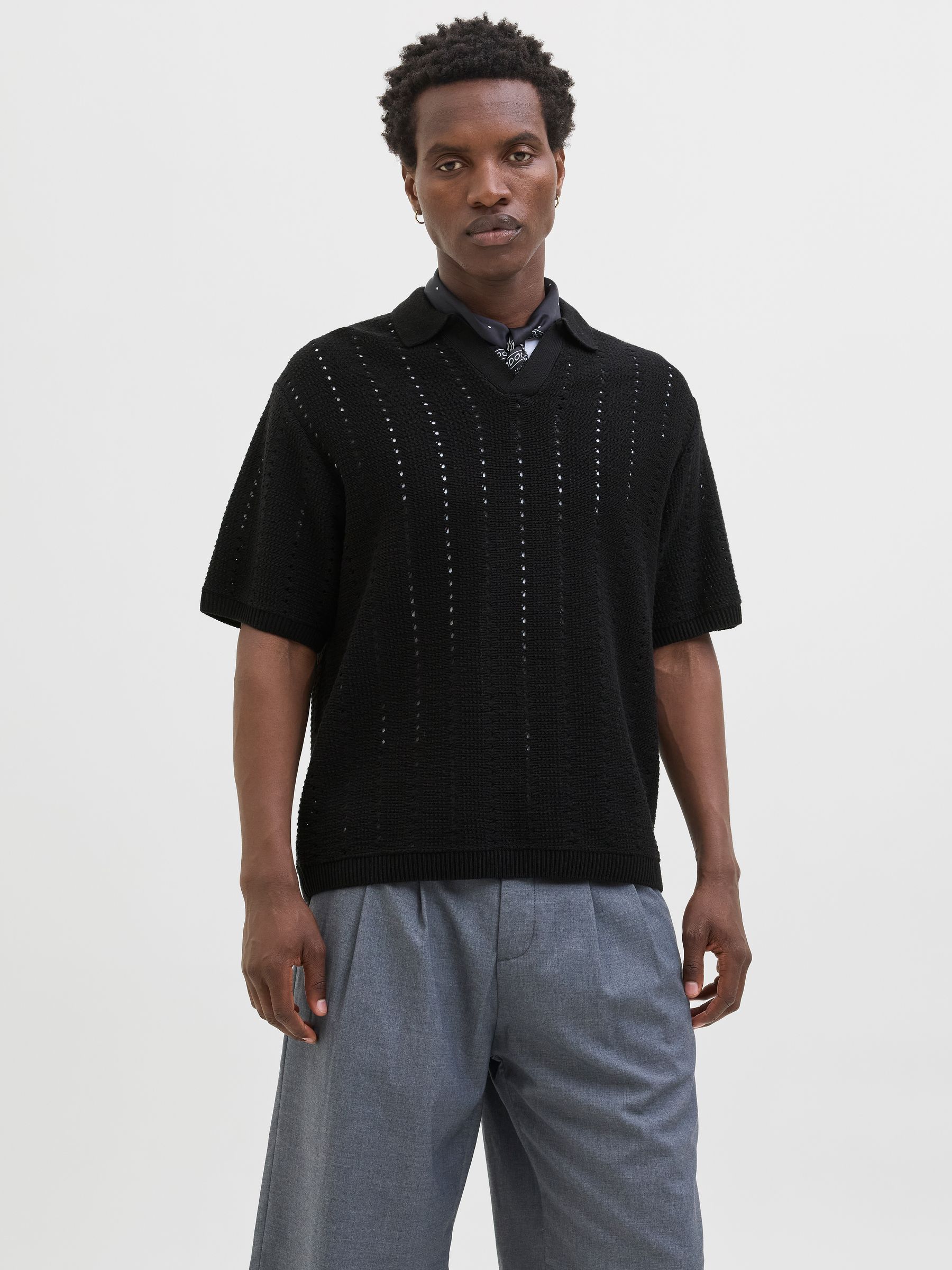 JACK&JONES_SpringSummer2025_4695519_12272562_2.jpg Gestricktes Poloshirt mit vertikalen Lochmustern