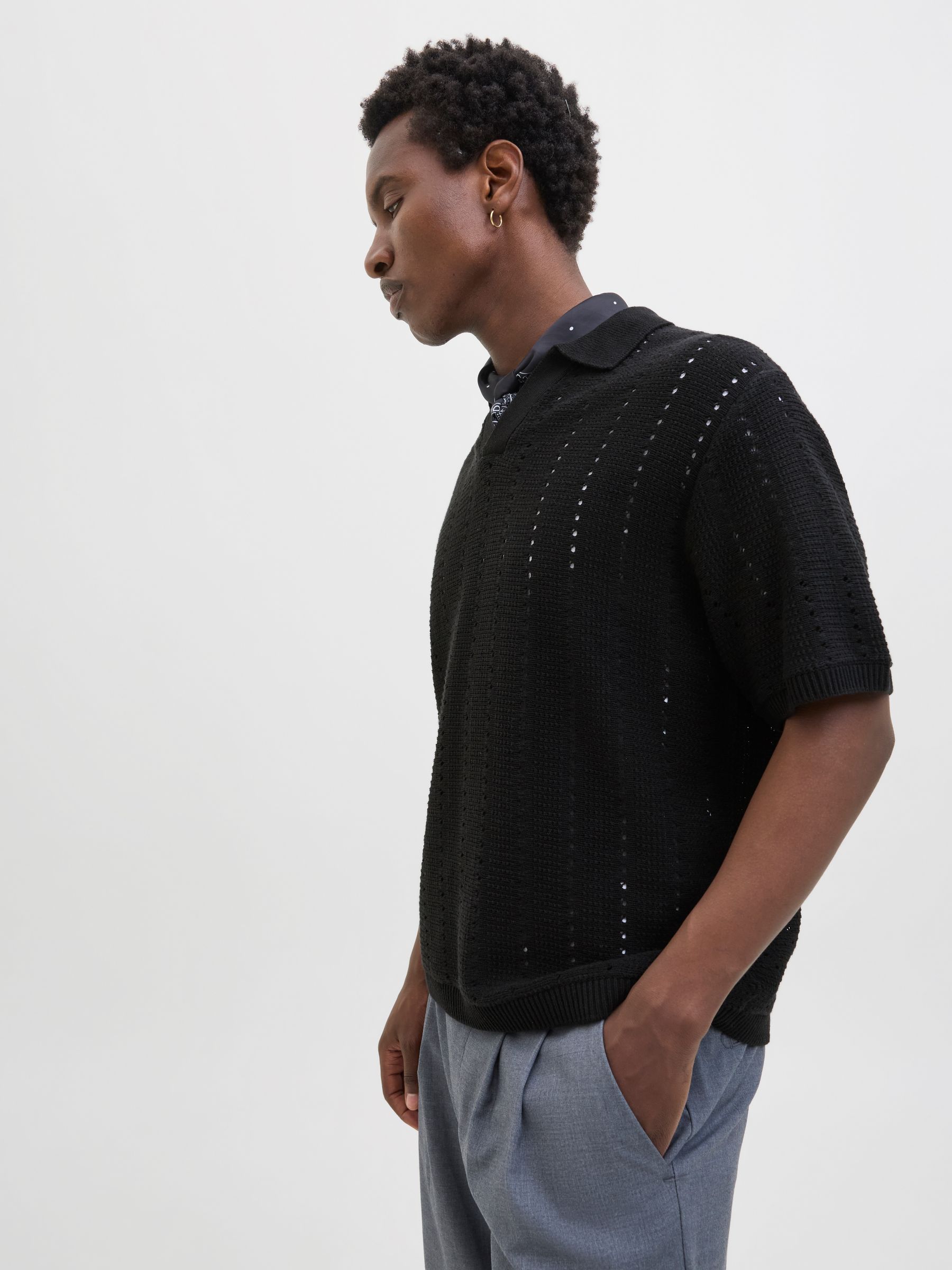 JACK&JONES_SpringSummer2025_4695519_12272562_5.jpg Gestricktes Poloshirt mit vertikalen Lochmustern