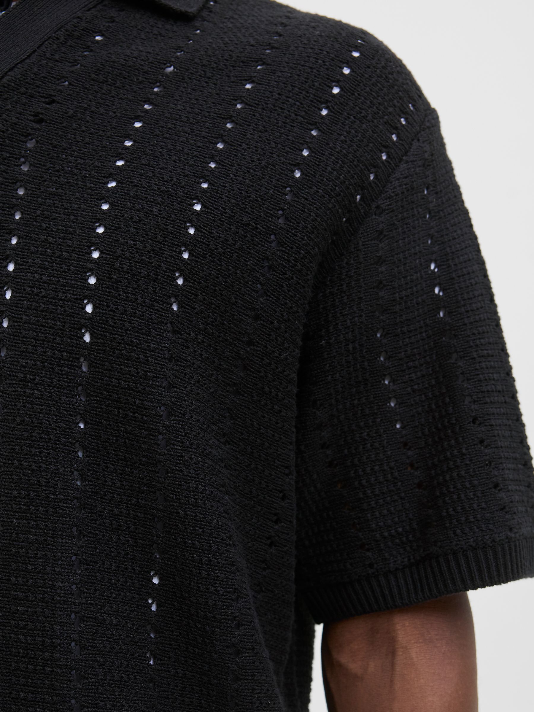 JACK&JONES_SpringSummer2025_4695519_12272562_6.jpg Gestricktes Poloshirt mit vertikalen Lochmustern
