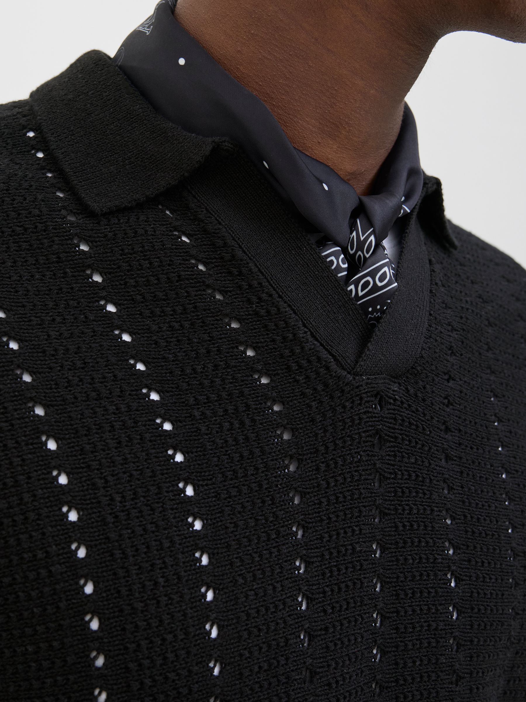 JACK&JONES_SpringSummer2025_4695519_12272562_7.jpg Gestricktes Poloshirt mit vertikalen Lochmustern