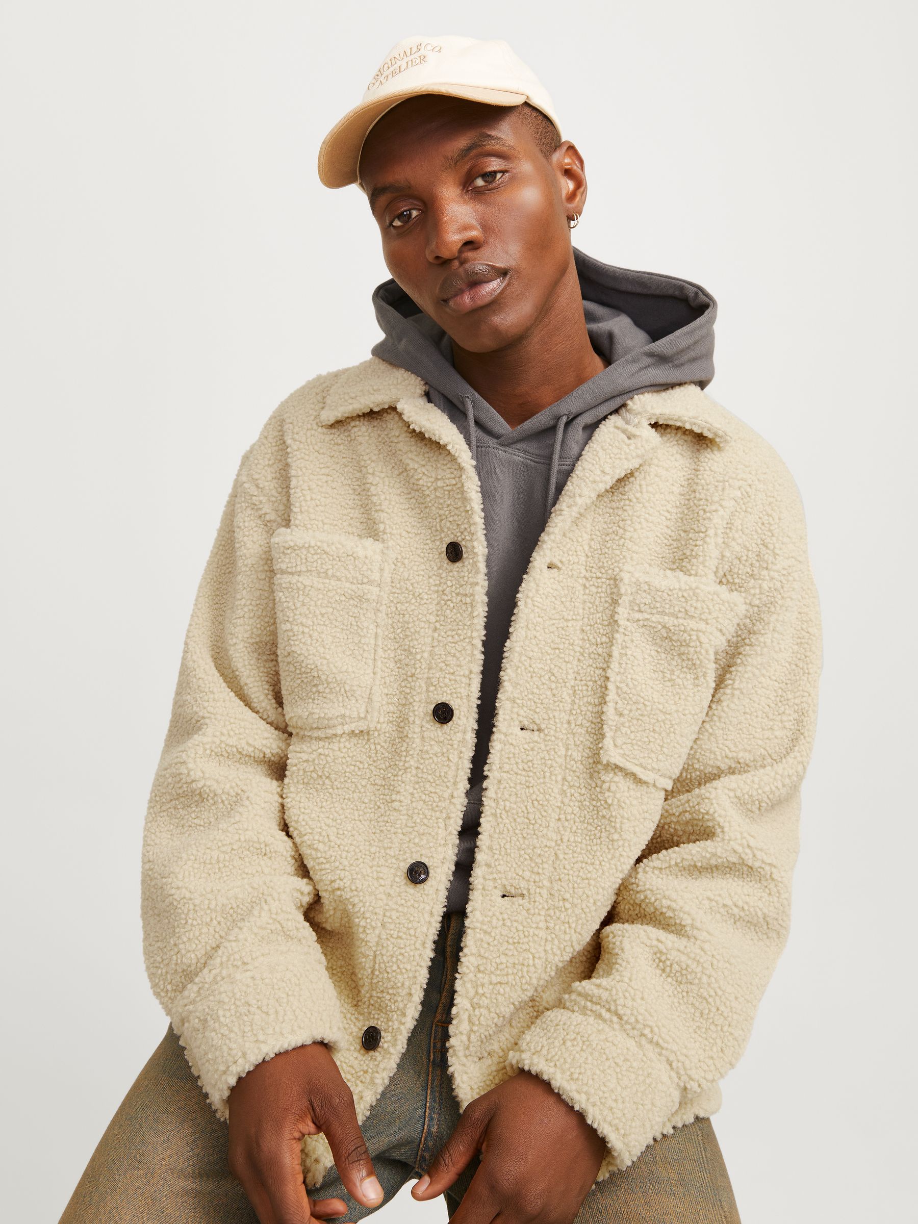 JACK&JONES_FallWinter2024_4618065_12266269_5.jpg Geknöpftes Sherpa Hemd Jacke mit Karomuster und Taschen