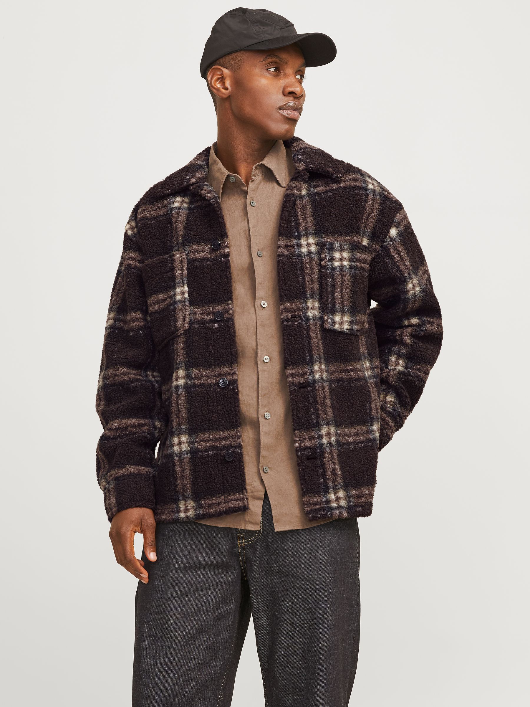 JACK&JONES_FallWinter2024_4618067_12266269_2.jpg Geknöpftes Sherpa Hemd Jacke mit Karomuster und Taschen