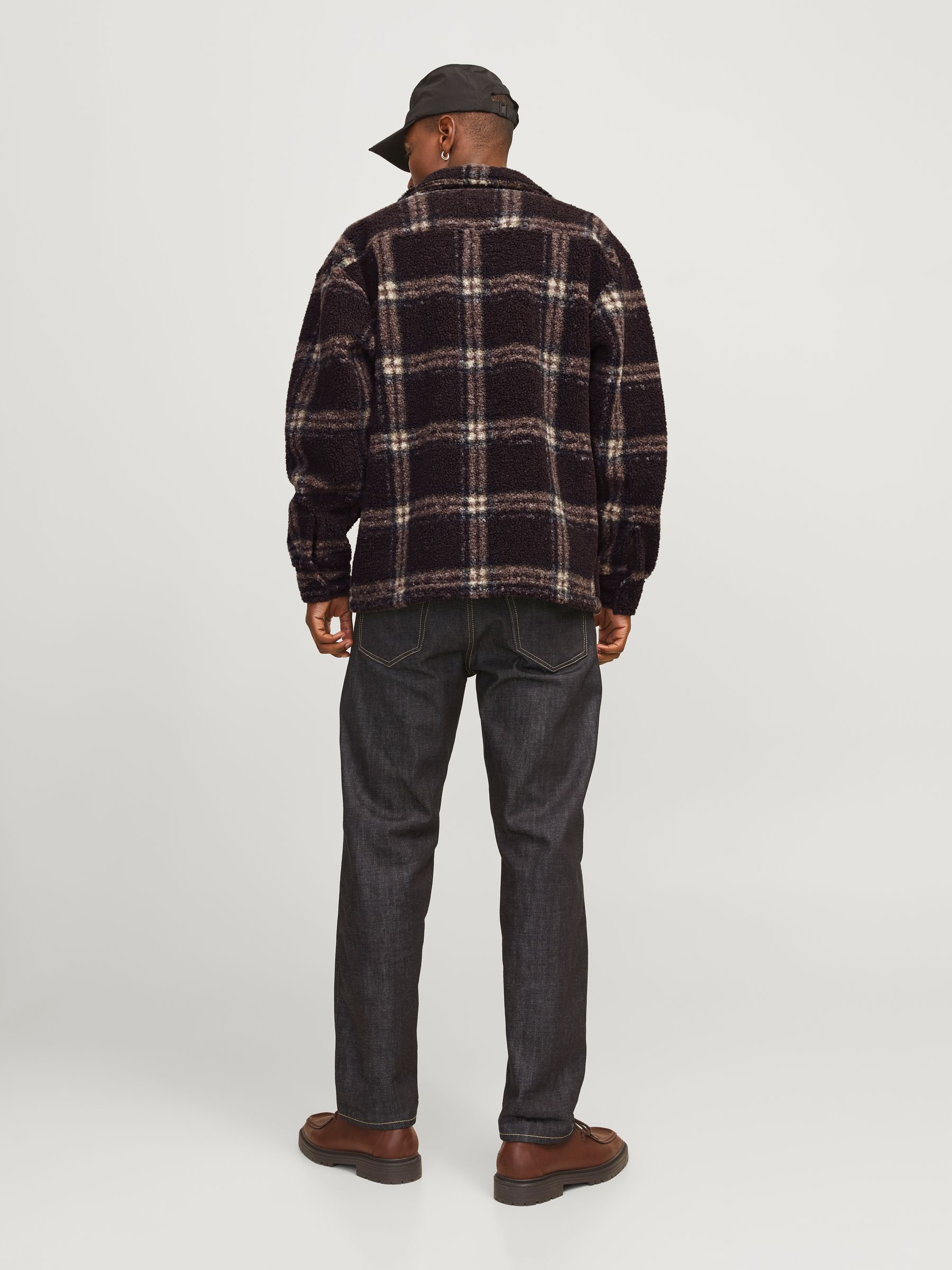 JACK&JONES_FallWinter2024_4618067_12266269_3.jpg Geknöpftes Sherpa Hemd Jacke mit Karomuster und Taschen