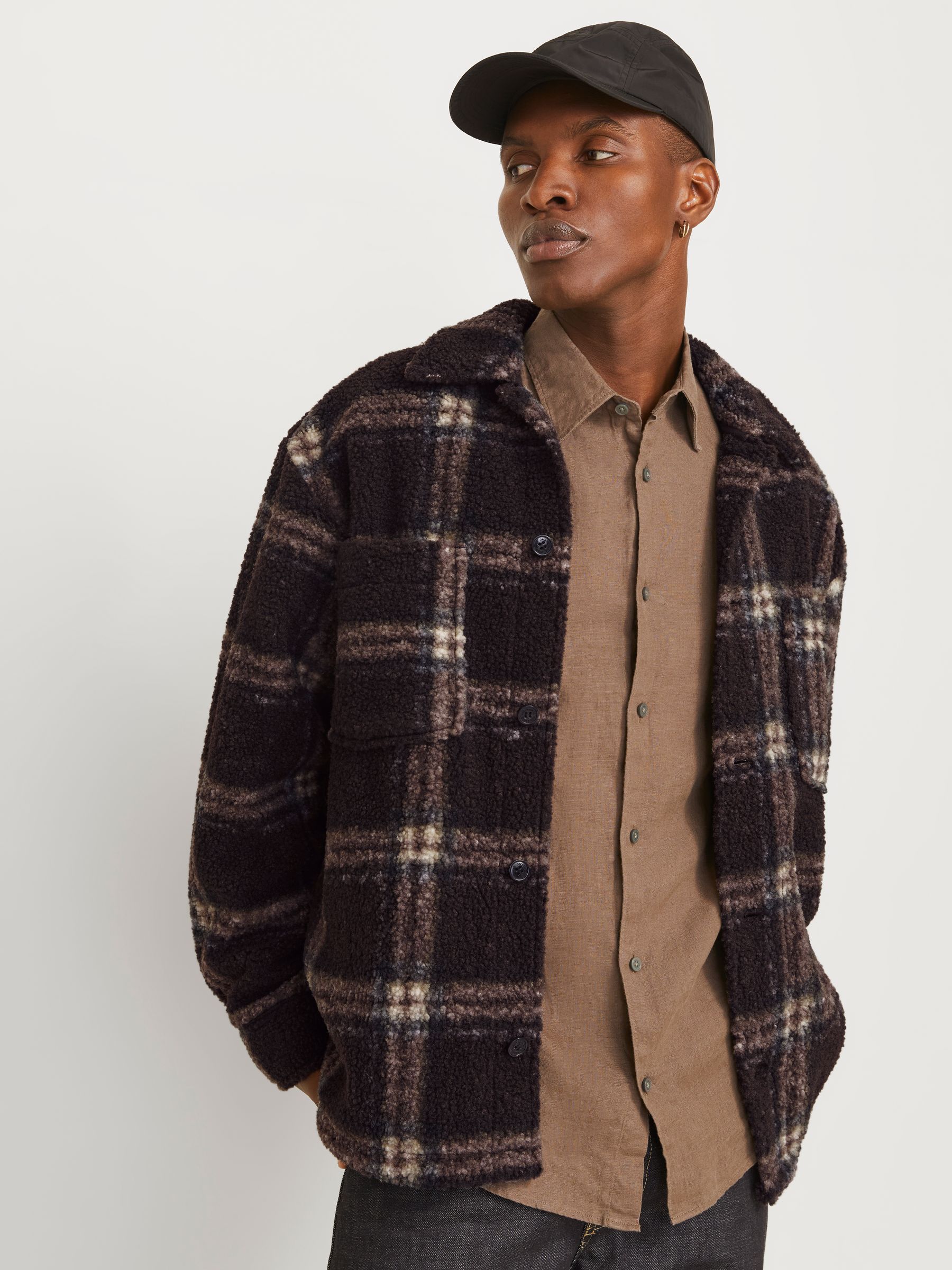 JACK&JONES_FallWinter2024_4618067_12266269_4.jpg Geknöpftes Sherpa Hemd Jacke mit Karomuster und Taschen