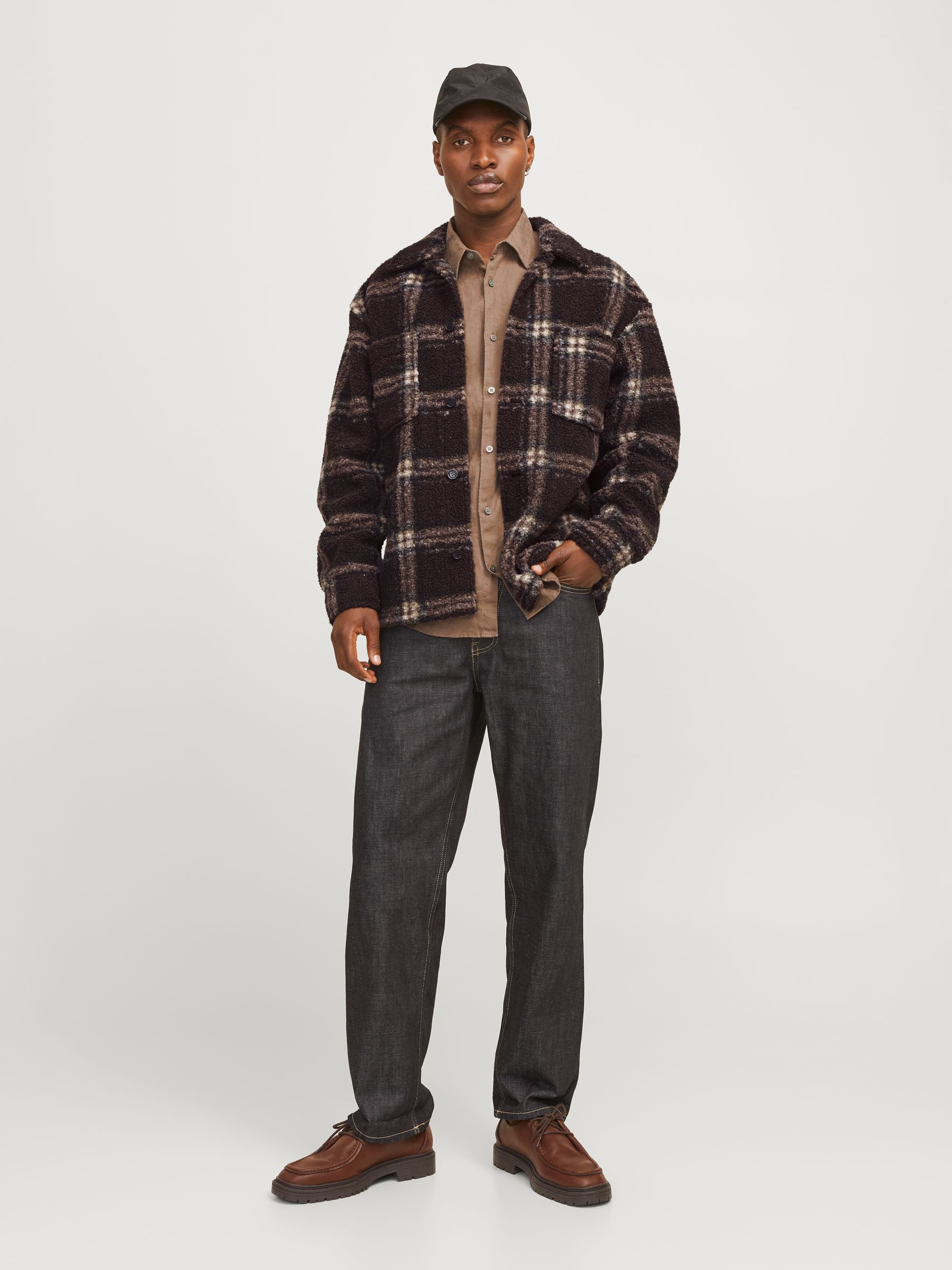 JACK&JONES_FallWinter2024_4618067_12266269_5.jpg Geknöpftes Sherpa Hemd Jacke mit Karomuster und Taschen