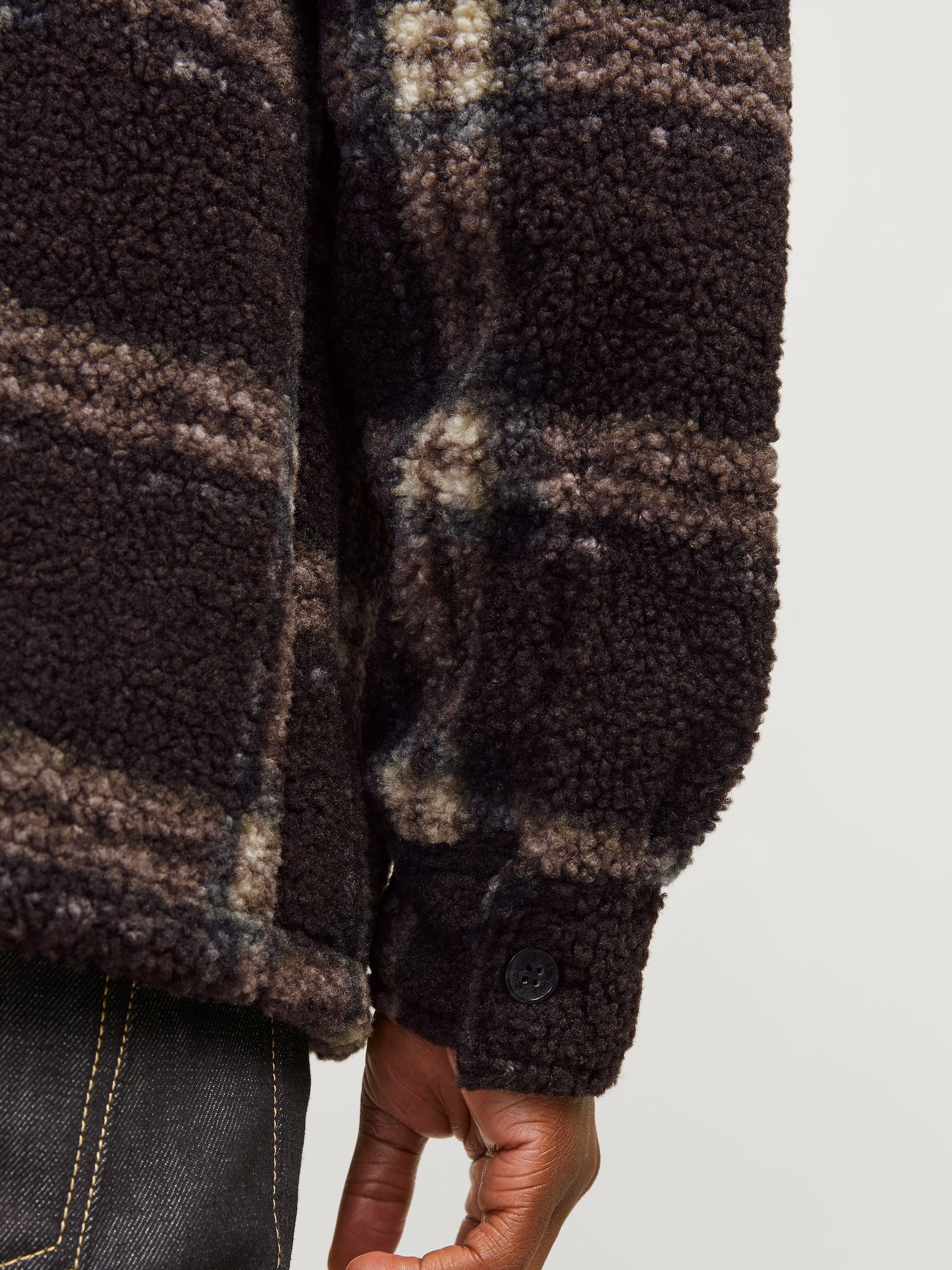 JACK&JONES_FallWinter2024_4618067_12266269_6.jpg Geknöpftes Sherpa Hemd Jacke mit Karomuster und Taschen