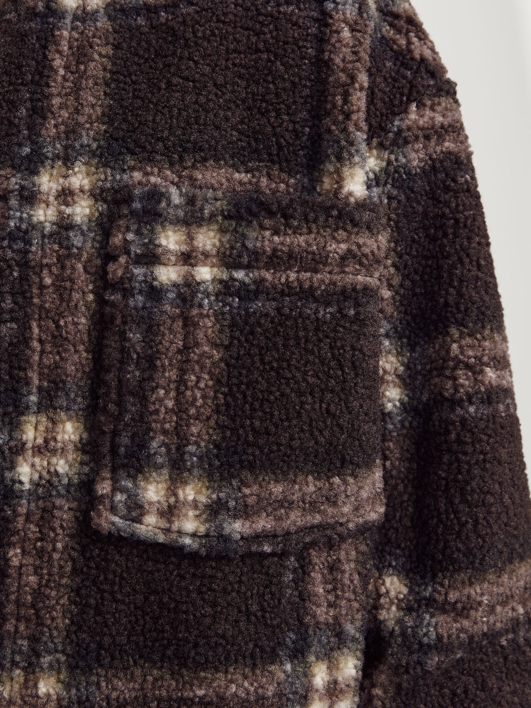 JACK&JONES_FallWinter2024_4618067_12266269_7.jpg Geknöpftes Sherpa Hemd Jacke mit Karomuster und Taschen
