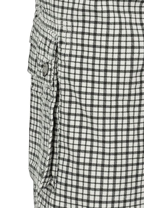 Sublevel Sublevel Karierte Capri Cargo-Shorts mit Gürtel – Weiß, Bild 3