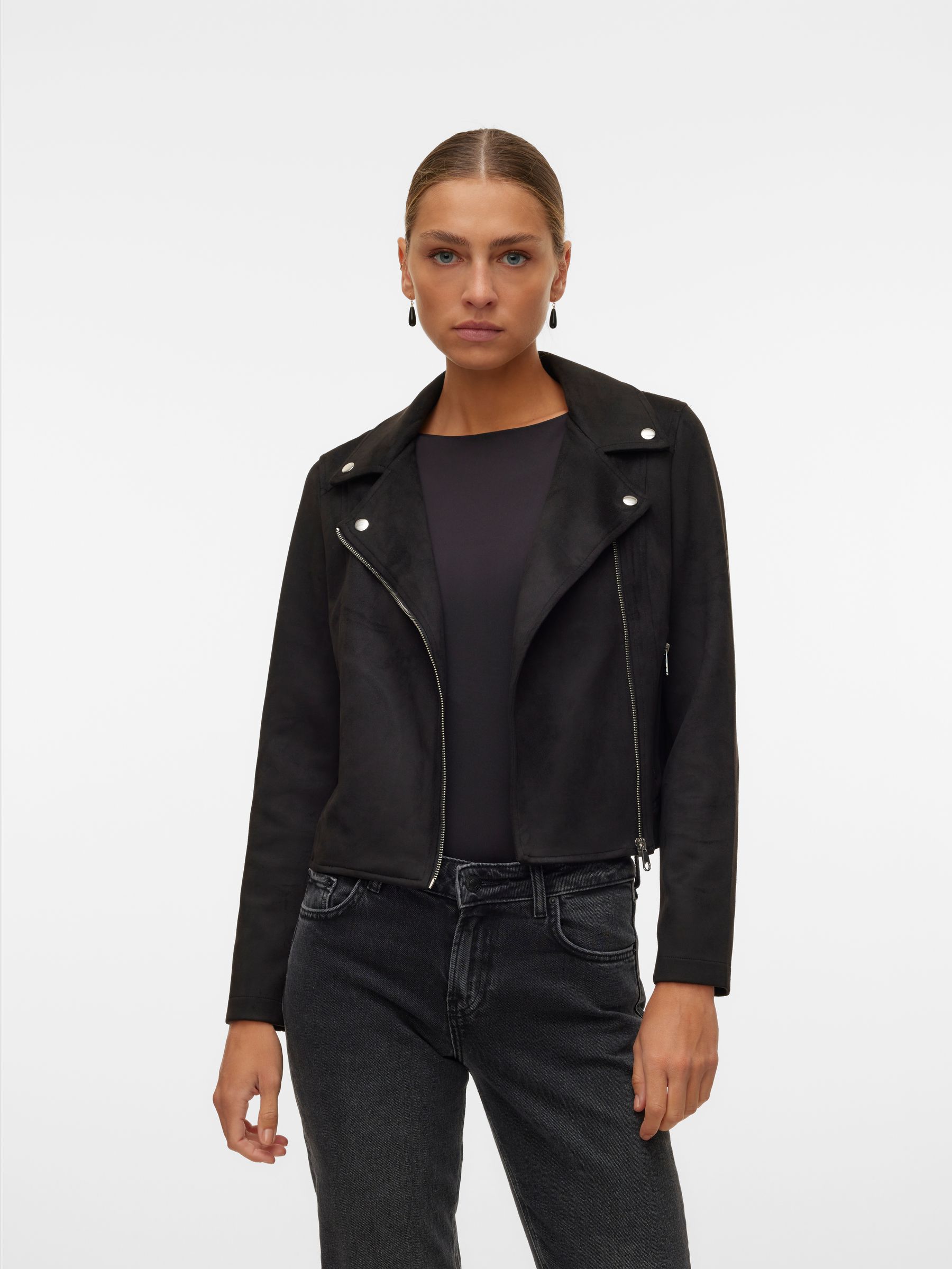VERO-MODA_FallWinter2024_4463599_10300938_2.jpg Stilvolle Bikerjacke mit Samt Design