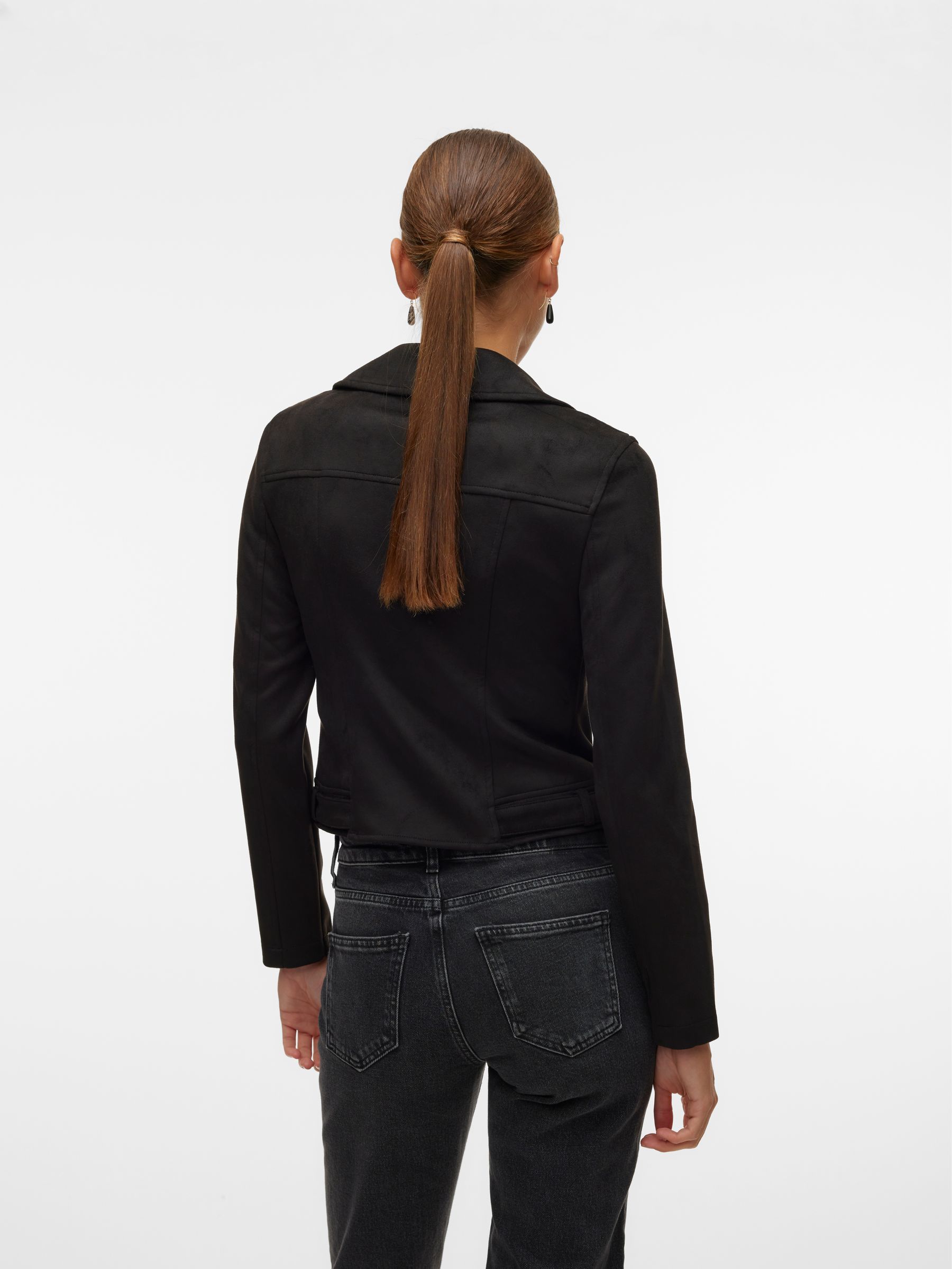 VERO-MODA_FallWinter2024_4463599_10300938_3.jpg Stilvolle Bikerjacke mit Samt Design