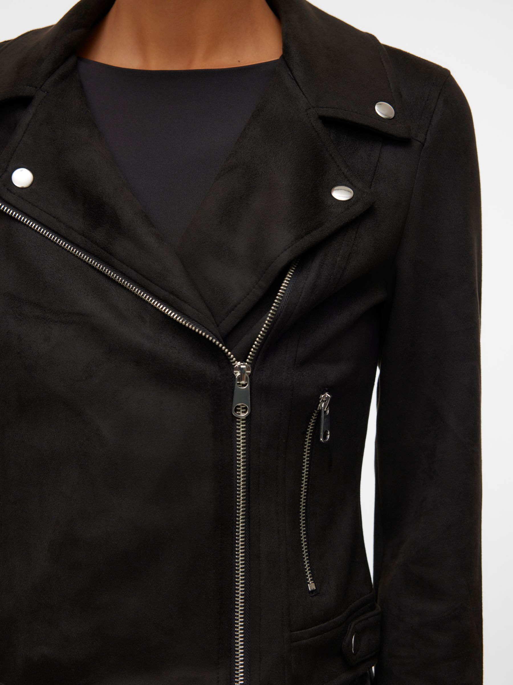 VERO-MODA_FallWinter2024_4463599_10300938_4.jpg Stilvolle Bikerjacke mit Samt Design