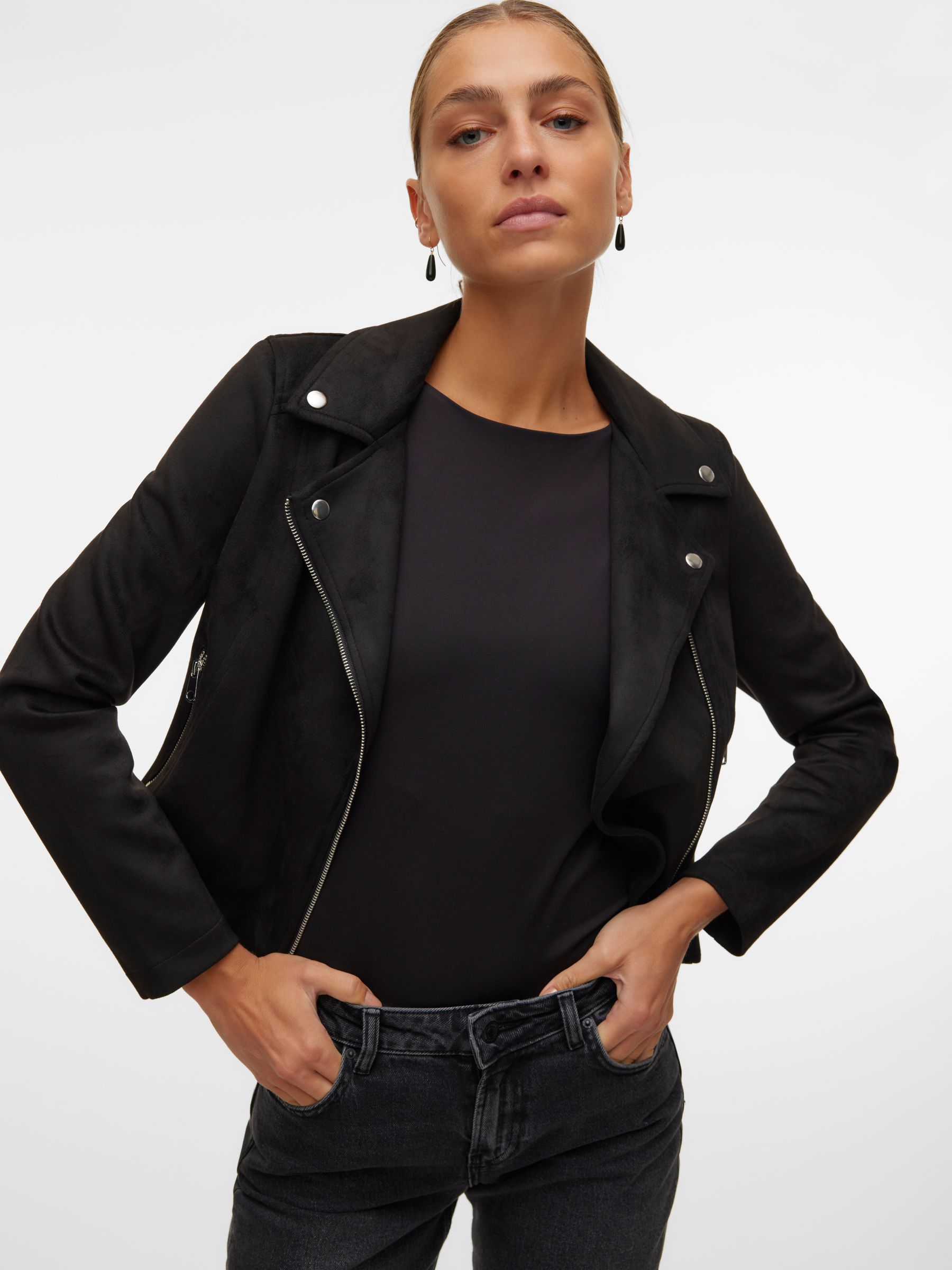 VERO-MODA_FallWinter2024_4463599_10300938_5.jpg Stilvolle Bikerjacke mit Samt Design