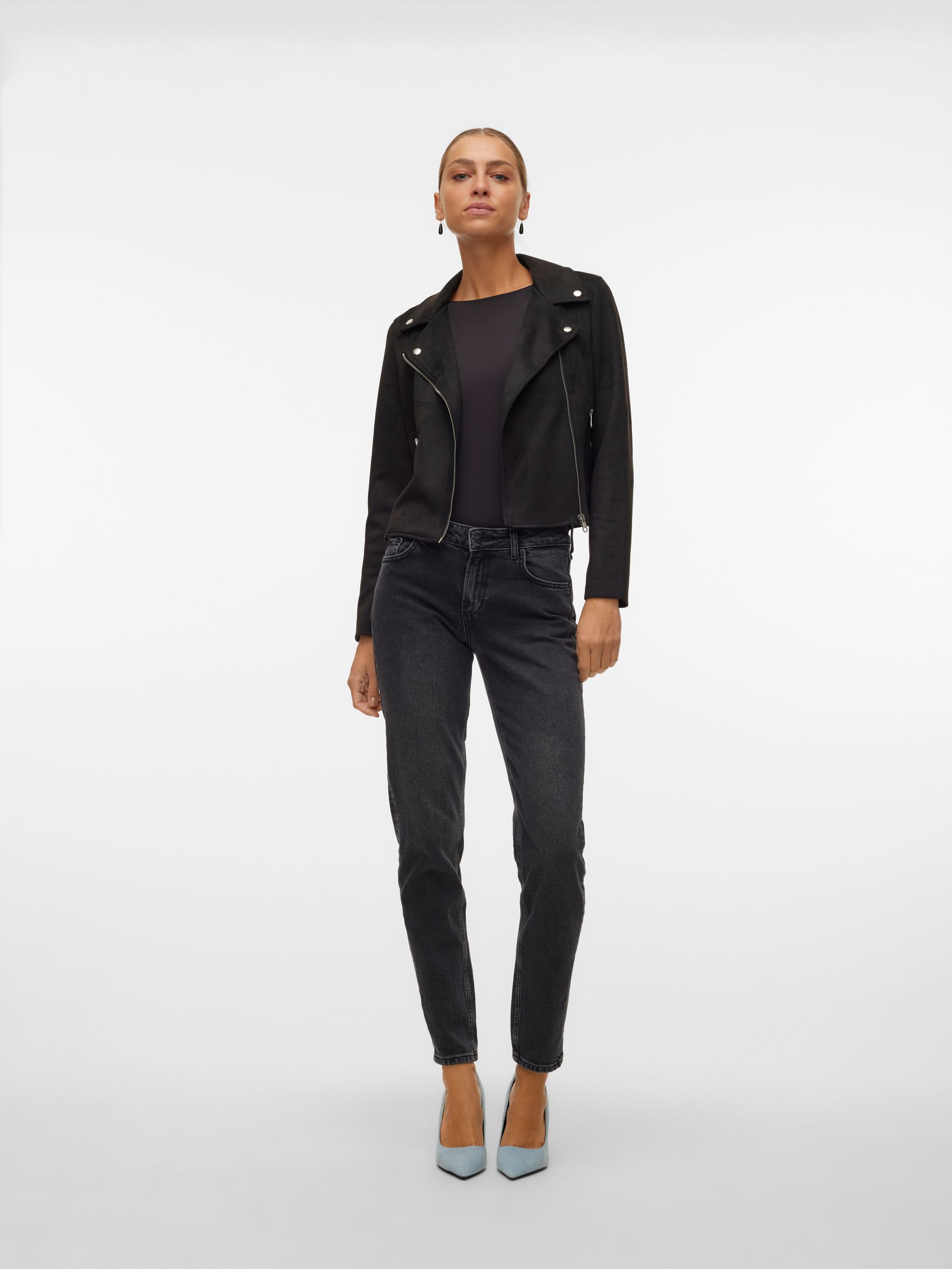 VERO-MODA_FallWinter2024_4463599_10300938_6.jpg Stilvolle Bikerjacke mit Samt Design