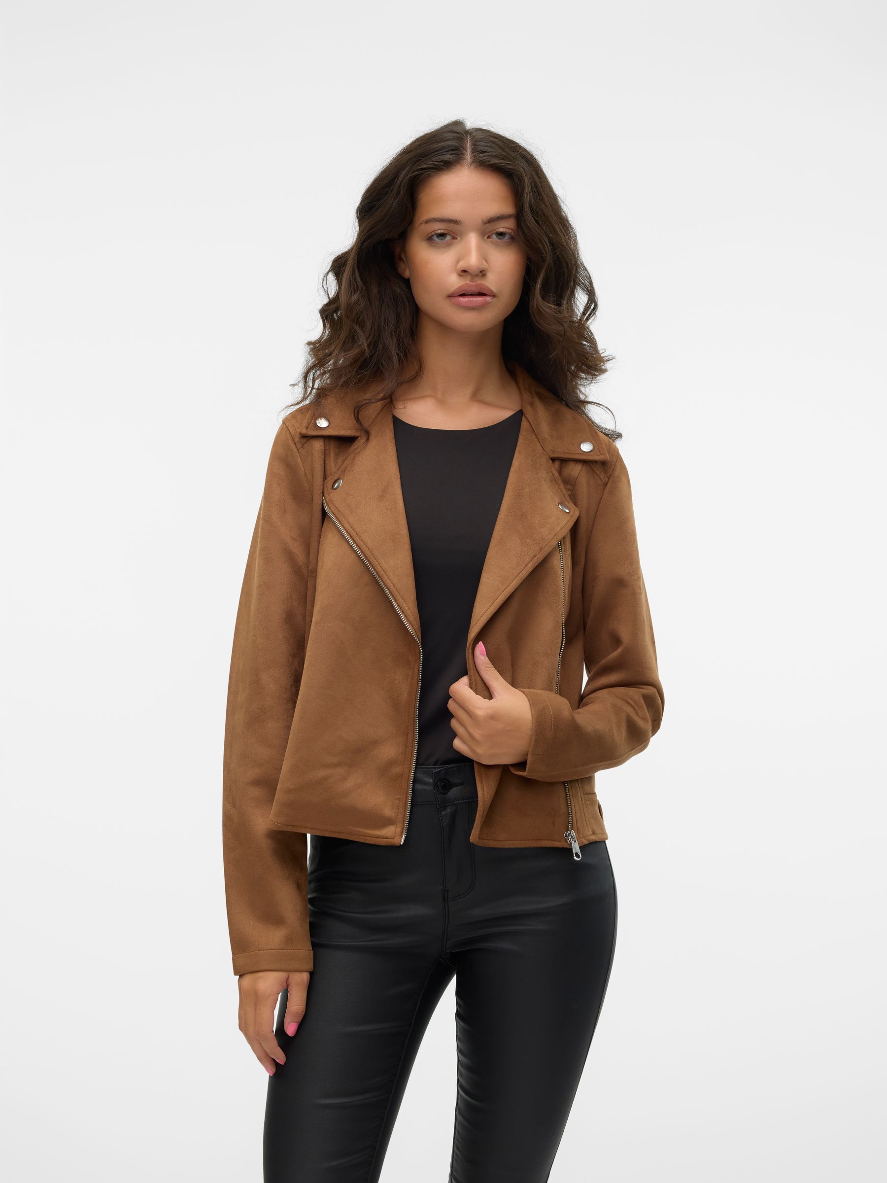 VERO-MODA_FallWinter2024_4600443_10300938_2.jpg Stilvolle Bikerjacke mit Samt Design