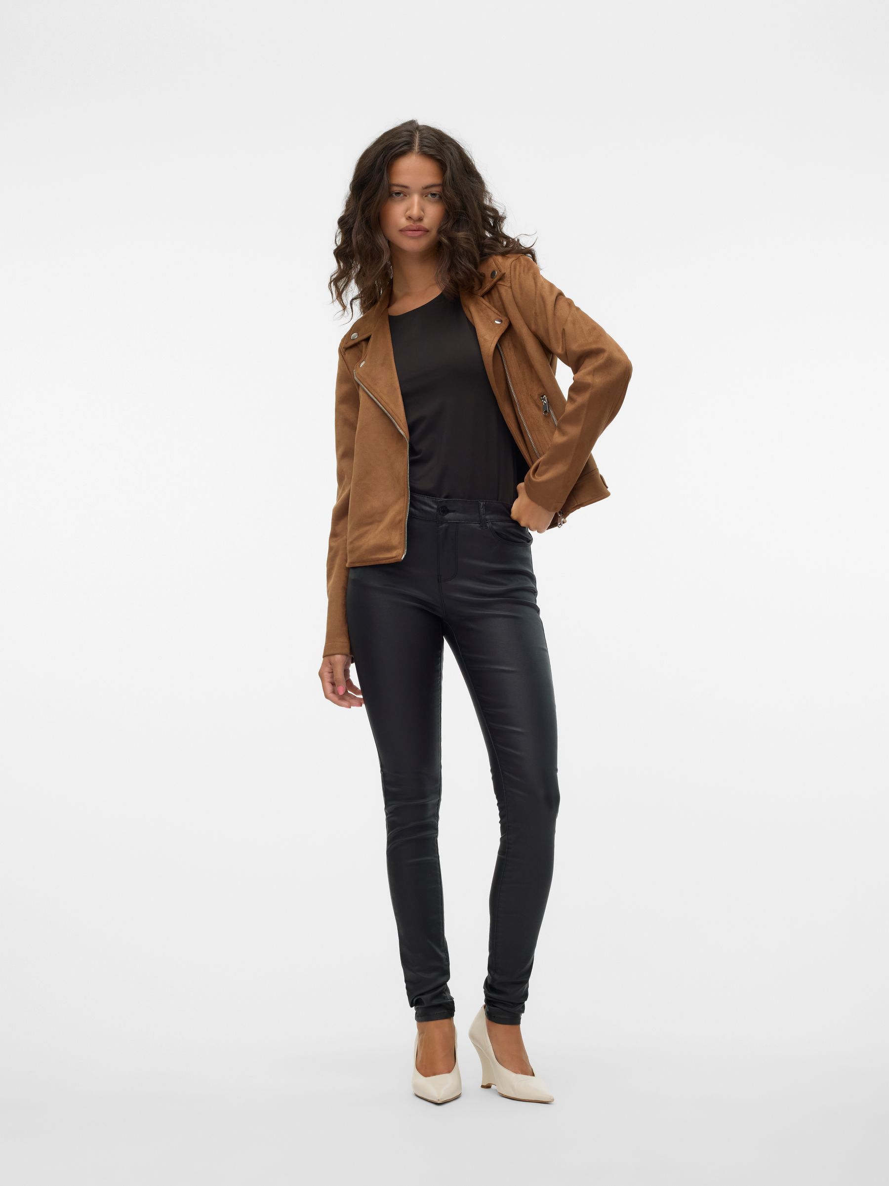 VERO-MODA_FallWinter2024_4600443_10300938_4.jpg Stilvolle Bikerjacke mit Samt Design
