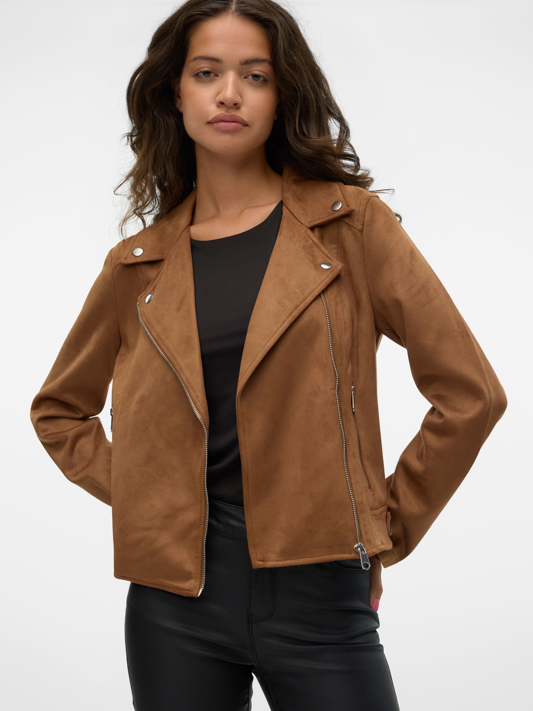 VERO-MODA_FallWinter2024_4600443_10300938_5.jpg Stilvolle Bikerjacke mit Samt Design