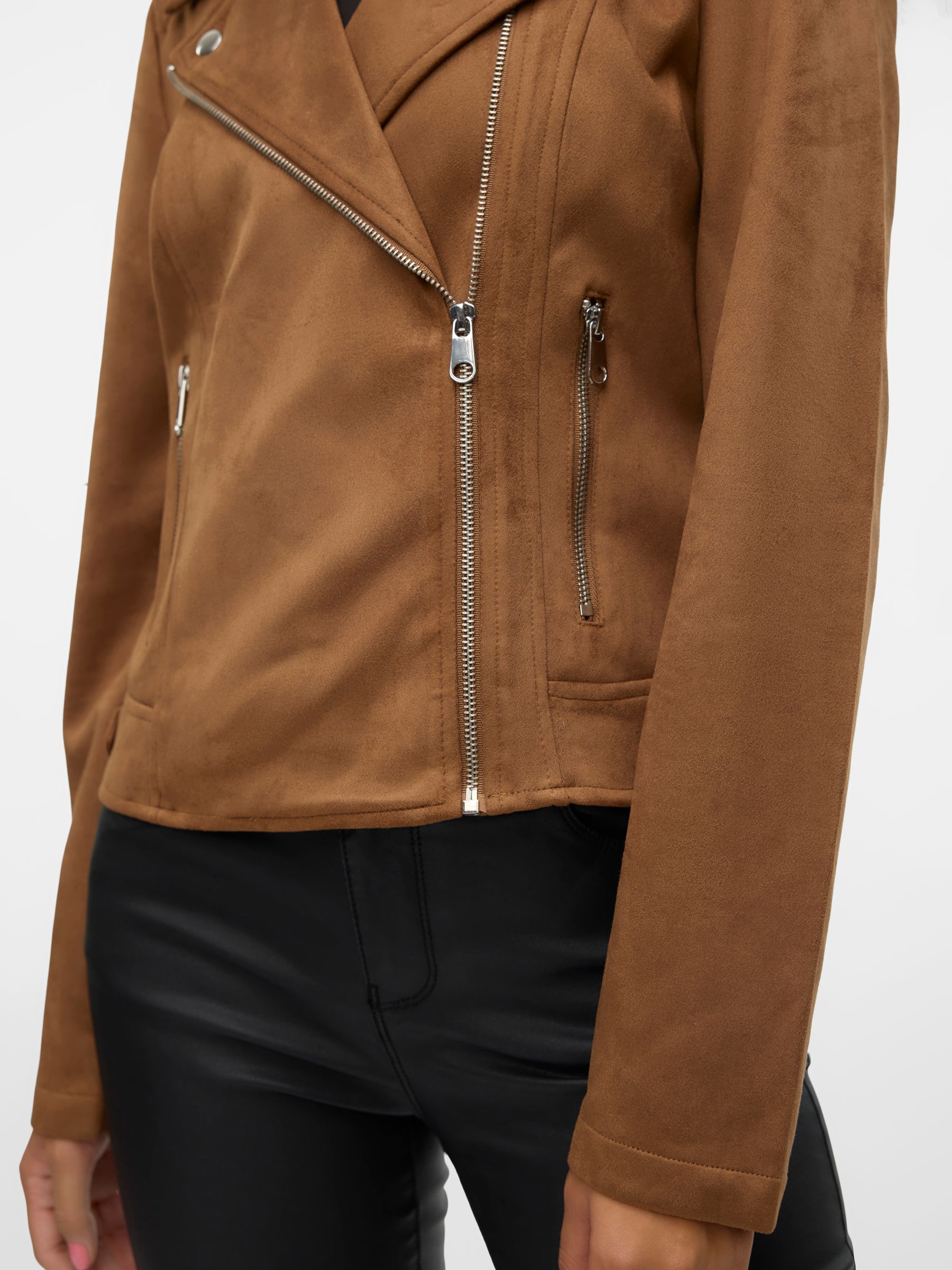 VERO-MODA_FallWinter2024_4600443_10300938_6.jpg Stilvolle Bikerjacke mit Samt Design
