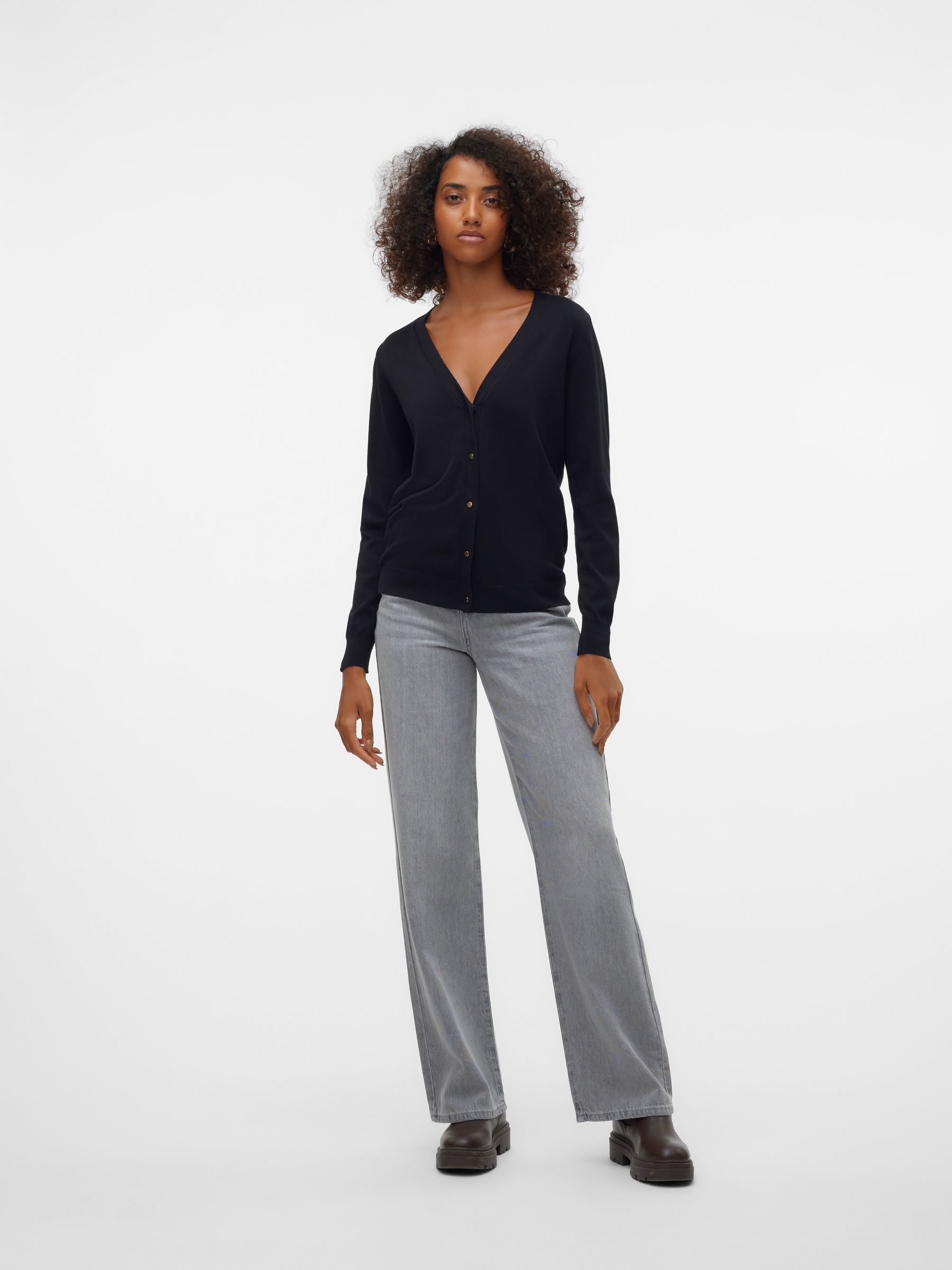 VERO-MODA_FallWinter2024_4626696_10320456_4.jpg Elegantes Strick-Cardigan mit V-Ausschnitt und Locker Geschnitten