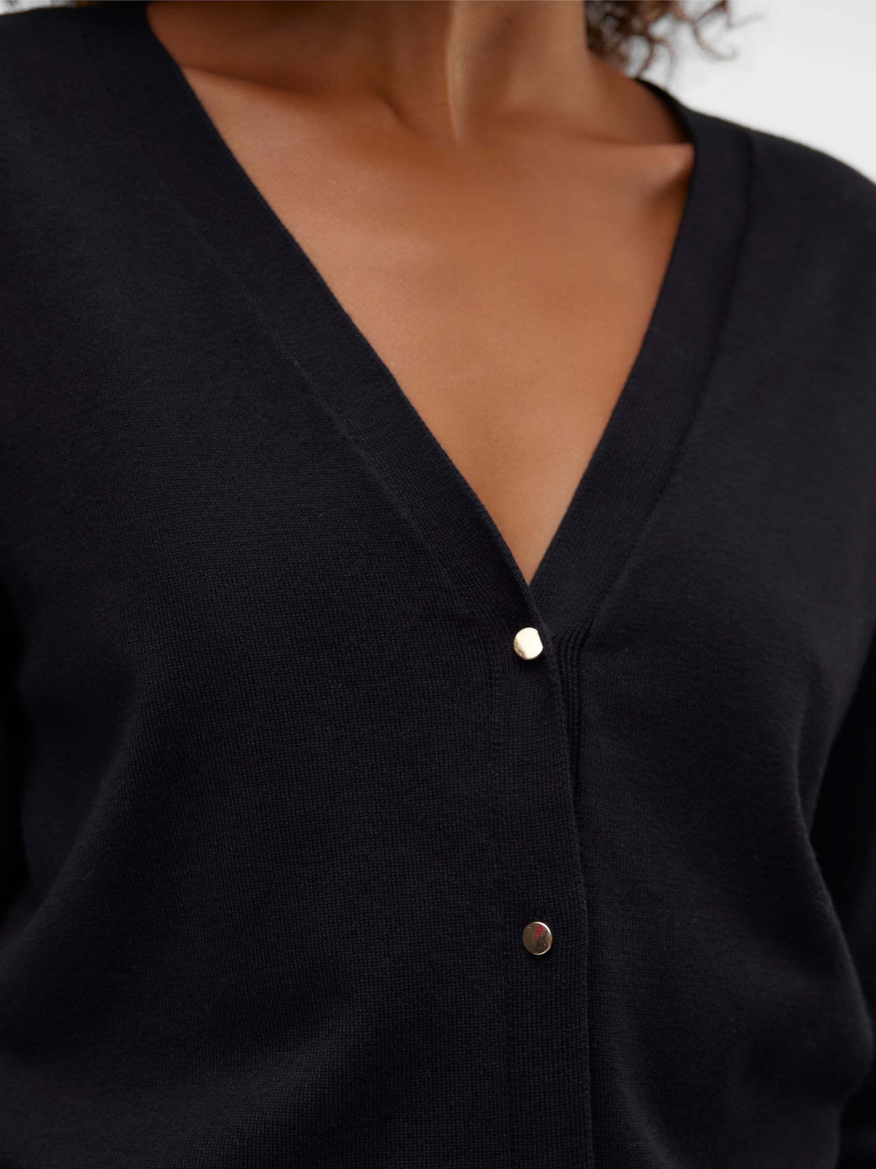 VERO-MODA_FallWinter2024_4626696_10320456_6.jpg Elegantes Strick-Cardigan mit V-Ausschnitt und Locker Geschnitten