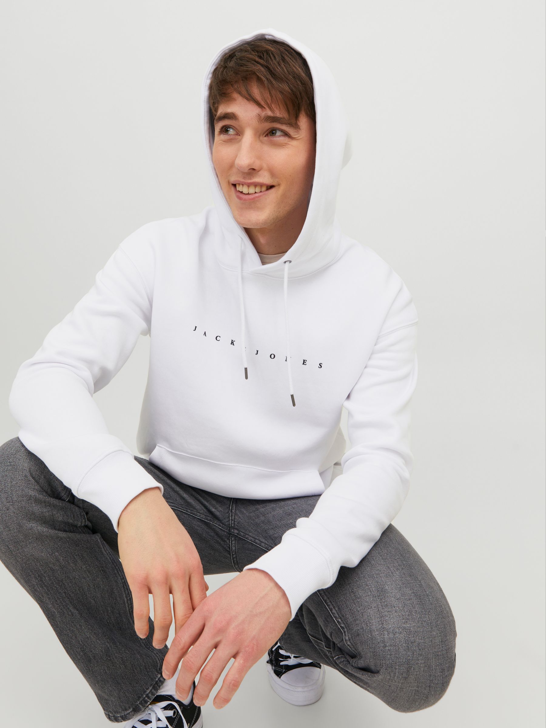 JACK&JONES_FallWinter2023_4215780_12233972_3.jpg Bequemer Kapuzenpullover mit dezentem Schriftzug Robust