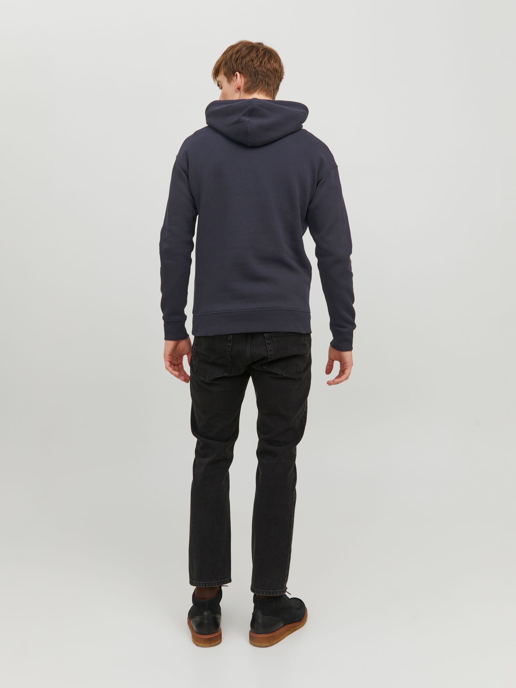 JACK&JONES_FallWinter2023_4238415_12233972_3.jpg Bequemer Kapuzenpullover mit dezentem Schriftzug Robust