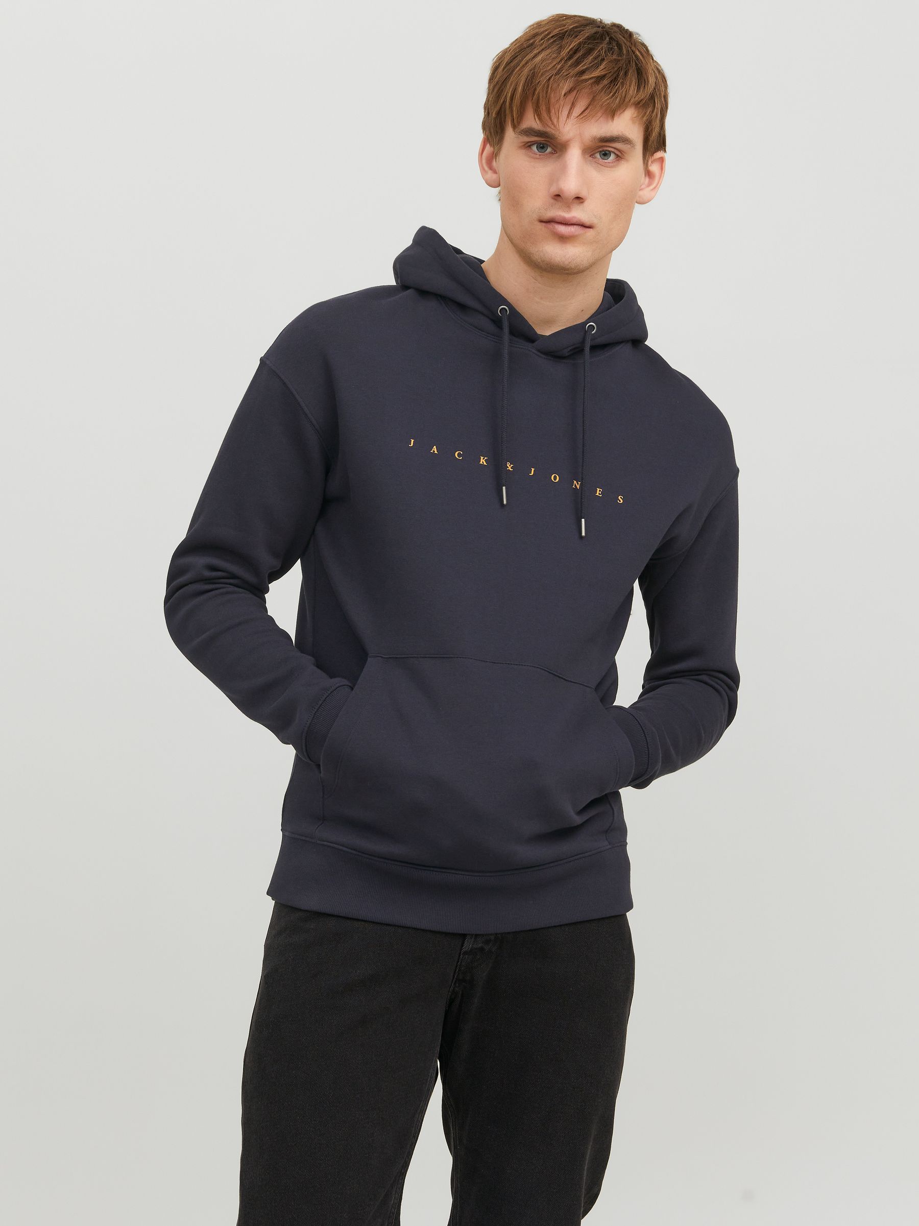 JACK&JONES_FallWinter2023_4238415_12233972_4.jpg Bequemer Kapuzenpullover mit dezentem Schriftzug Robust