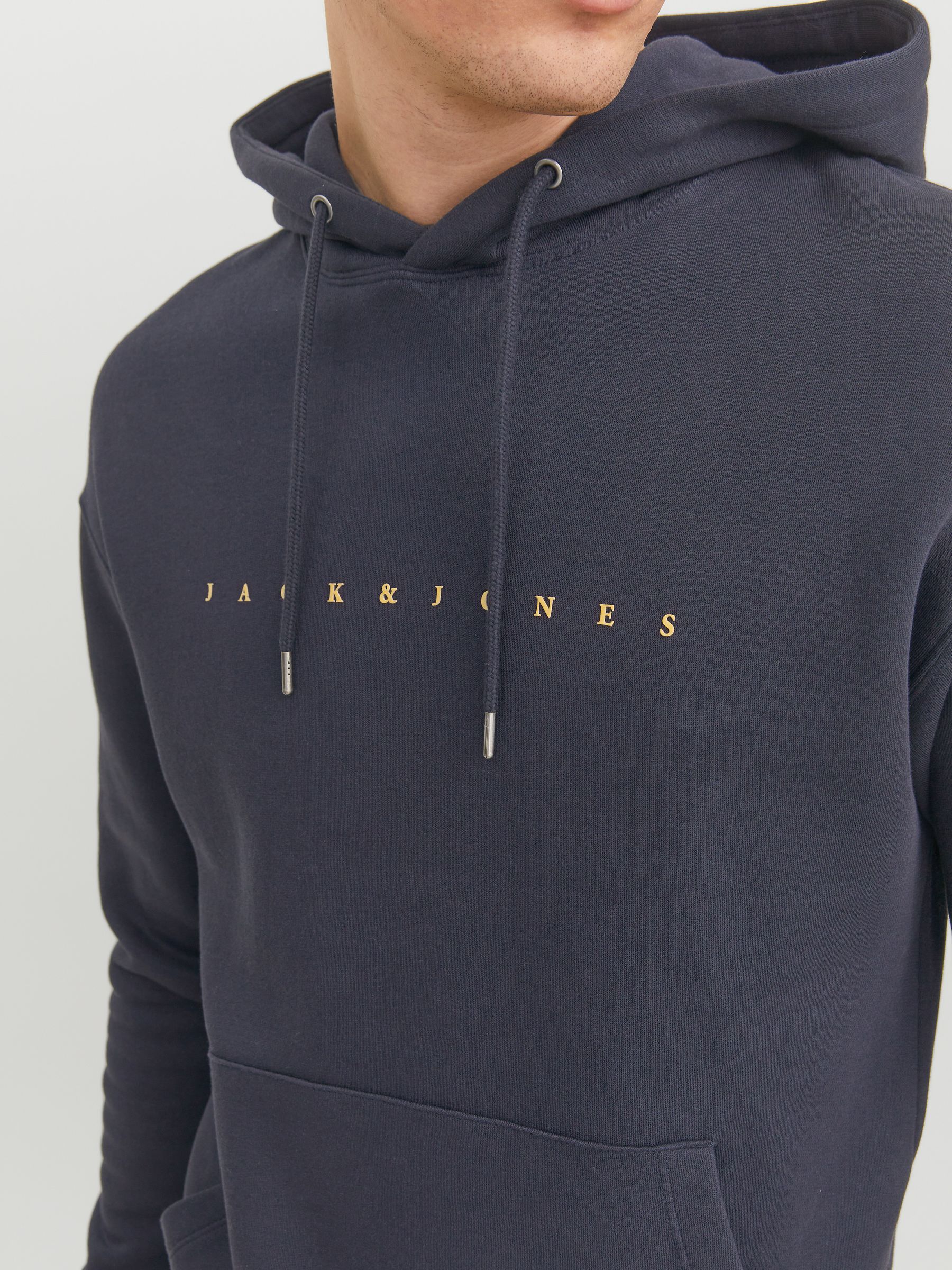 JACK&JONES_FallWinter2023_4238415_12233972_5.jpg Bequemer Kapuzenpullover mit dezentem Schriftzug Robust