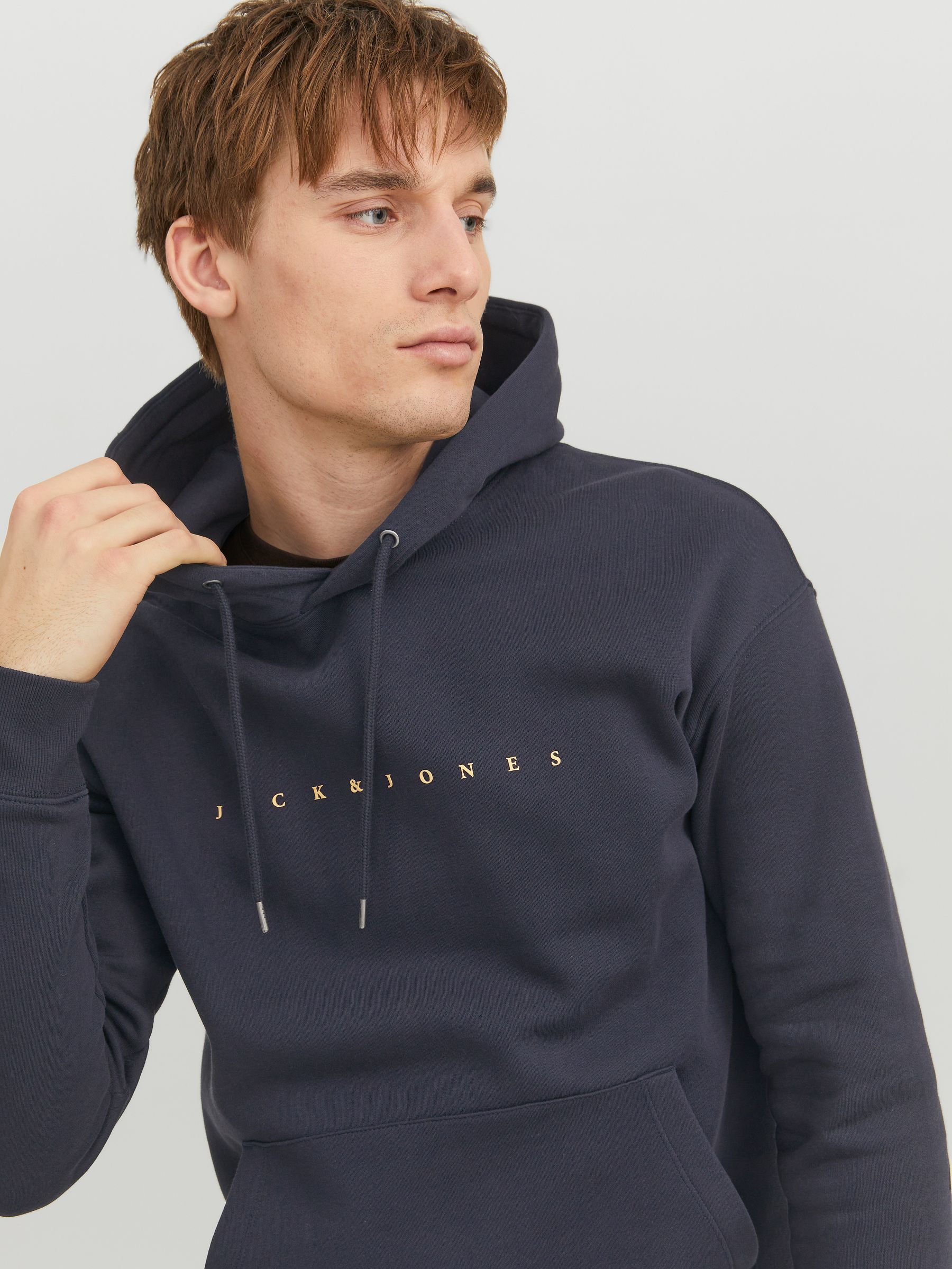 JACK&JONES_FallWinter2023_4238415_12233972_6.jpg Bequemer Kapuzenpullover mit dezentem Schriftzug Robust