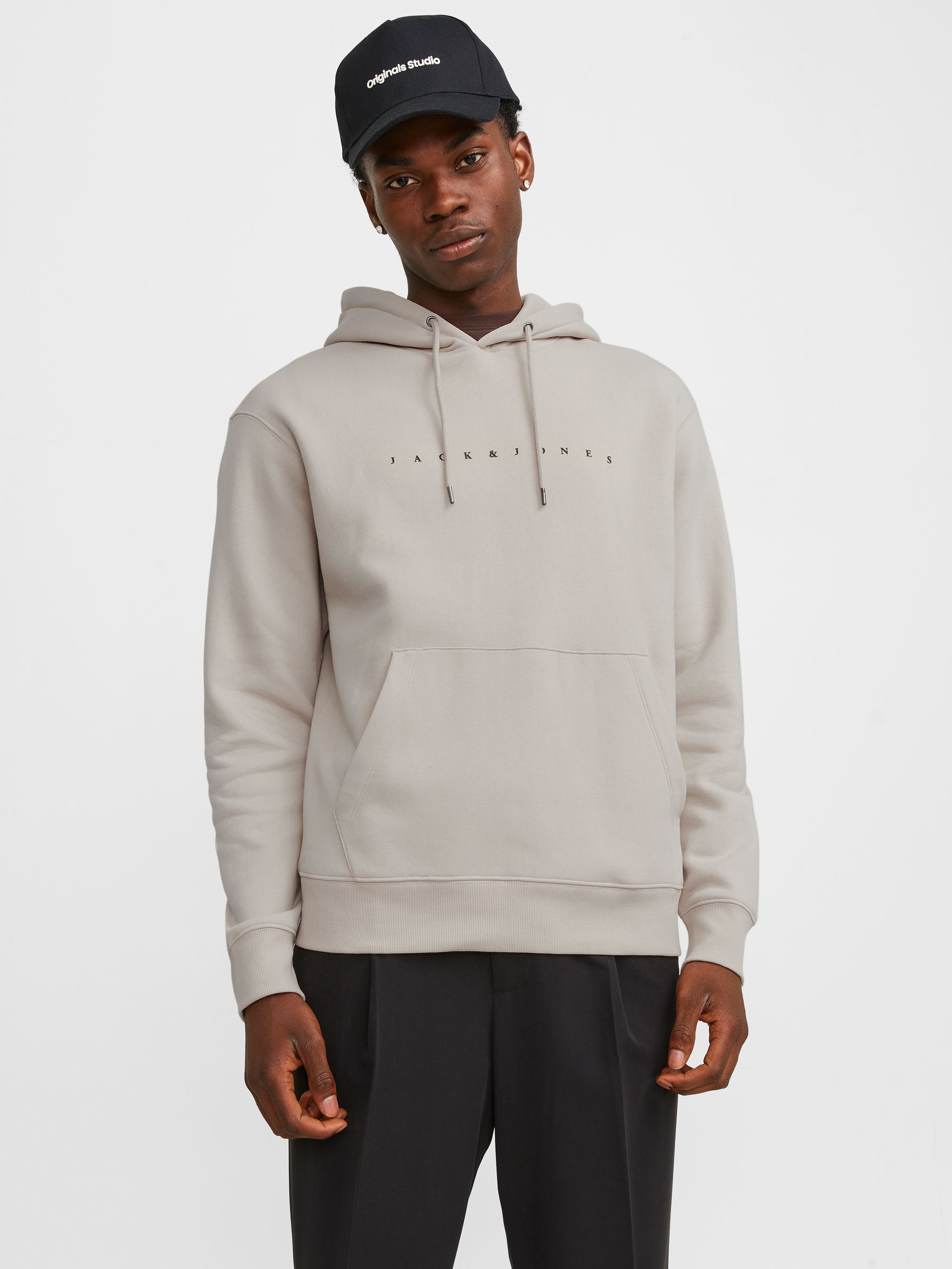 JACK&JONES_FallWinter2023_4359858_12233972_2.jpg Bequemer Kapuzenpullover mit dezentem Schriftzug Robust
