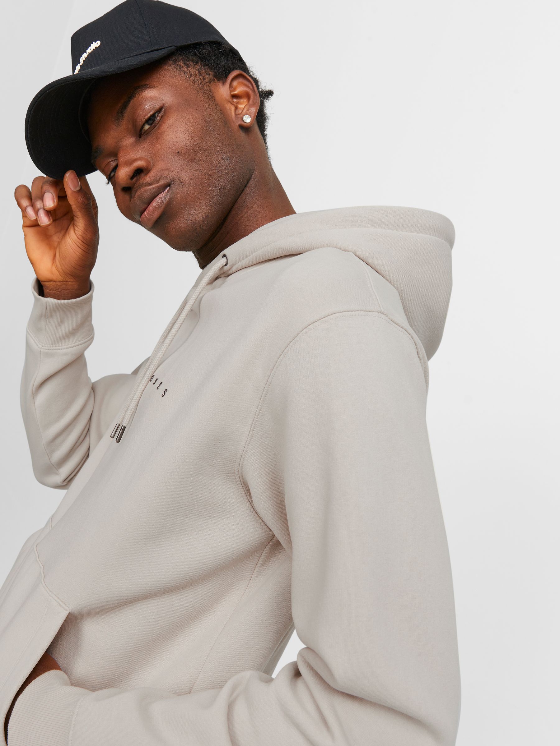 JACK&JONES_FallWinter2023_4359858_12233972_3.jpg Bequemer Kapuzenpullover mit dezentem Schriftzug Robust