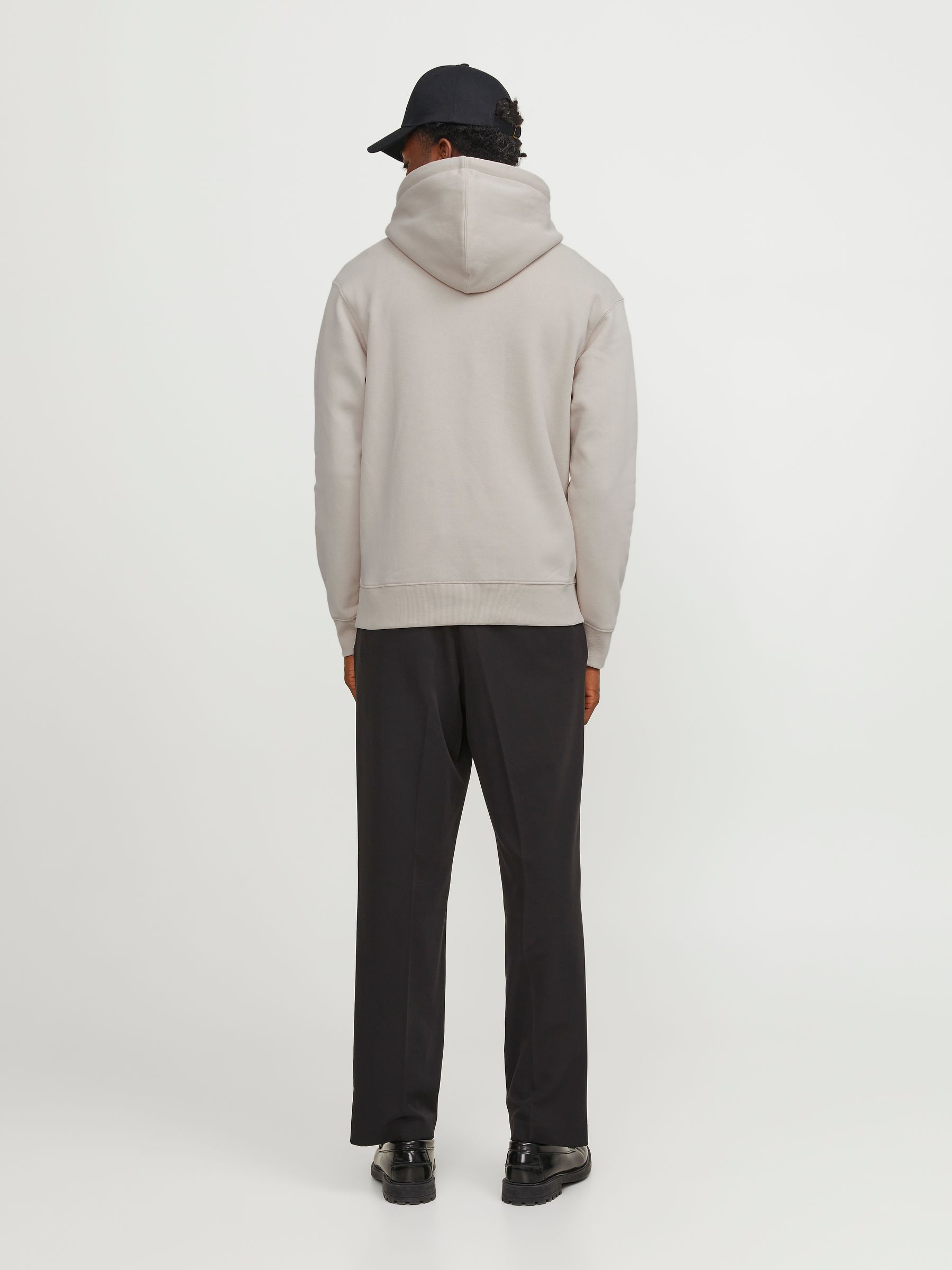 JACK&JONES_FallWinter2023_4359858_12233972_4.jpg Bequemer Kapuzenpullover mit dezentem Schriftzug Robust
