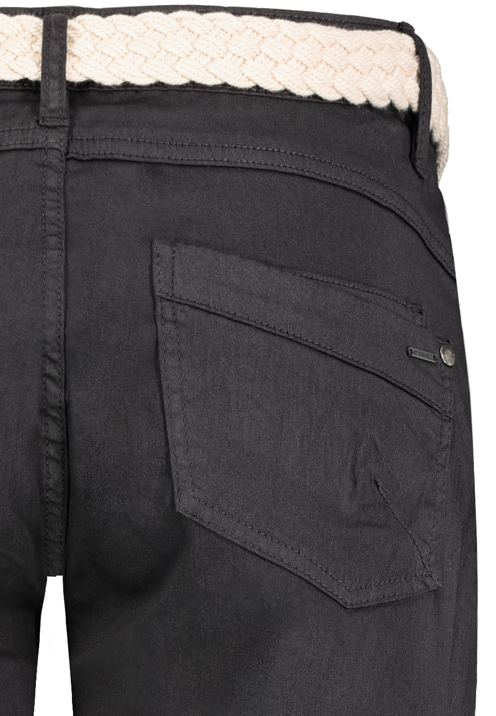 Modische Bermuda Shorts mit Flechtgürtel und Gesäßtaschen Modische Bermuda Shorts mit Flechtgürtel und Gesäßtaschen