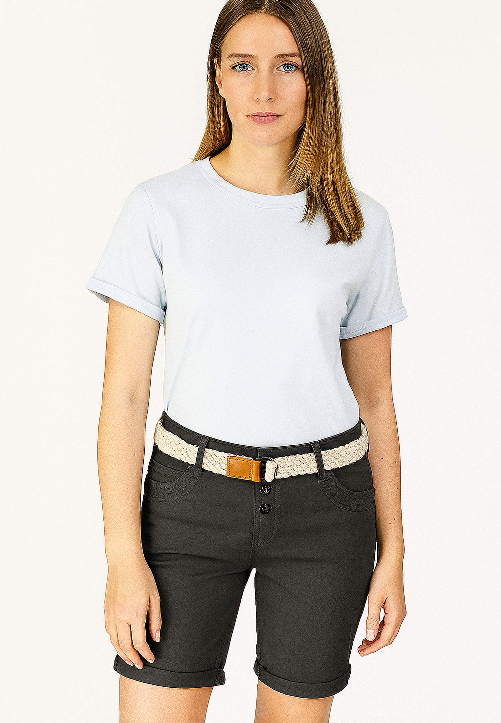 Modische Bermuda Shorts mit Flechtgürtel und Gesäßtaschen Modische Bermuda Shorts mit Flechtgürtel und Gesäßtaschen