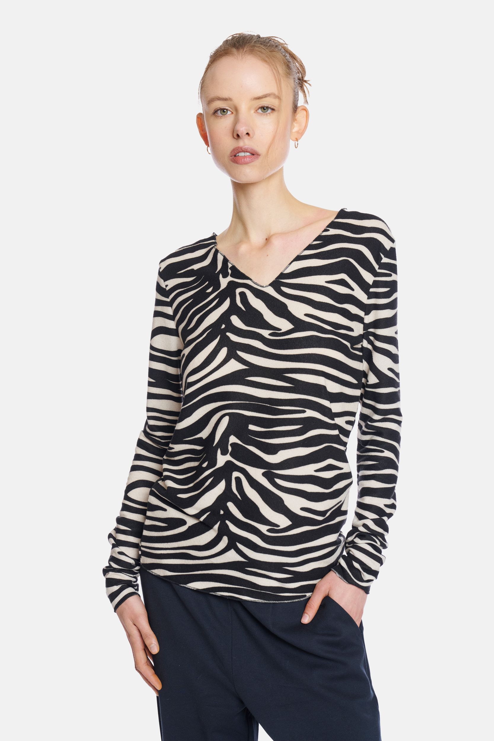 T-Shirt mit Muster und V-Ausschnitt T-Shirt mit Muster und V-Ausschnitt
