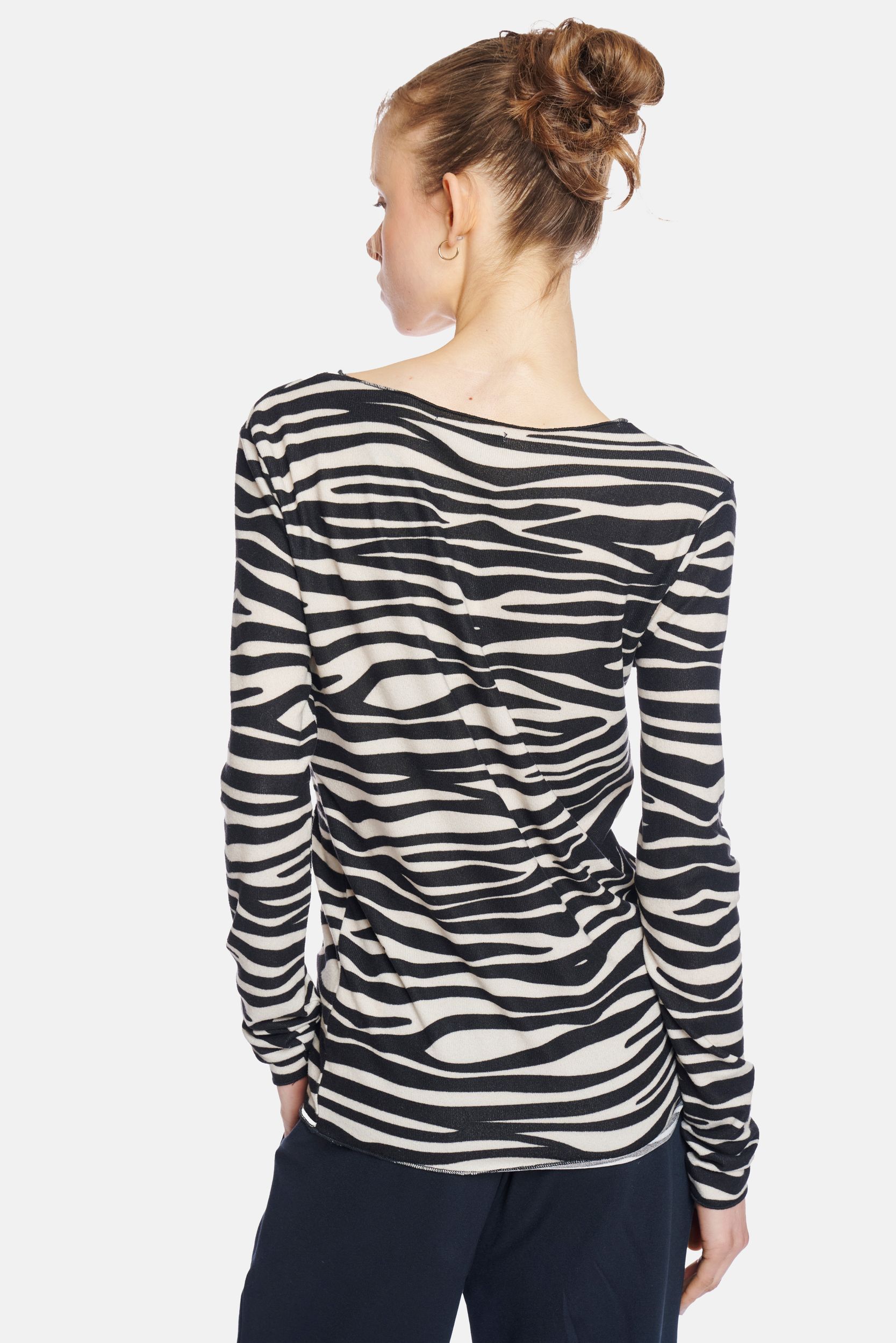 T-Shirt mit Muster und V-Ausschnitt T-Shirt mit Muster und V-Ausschnitt
