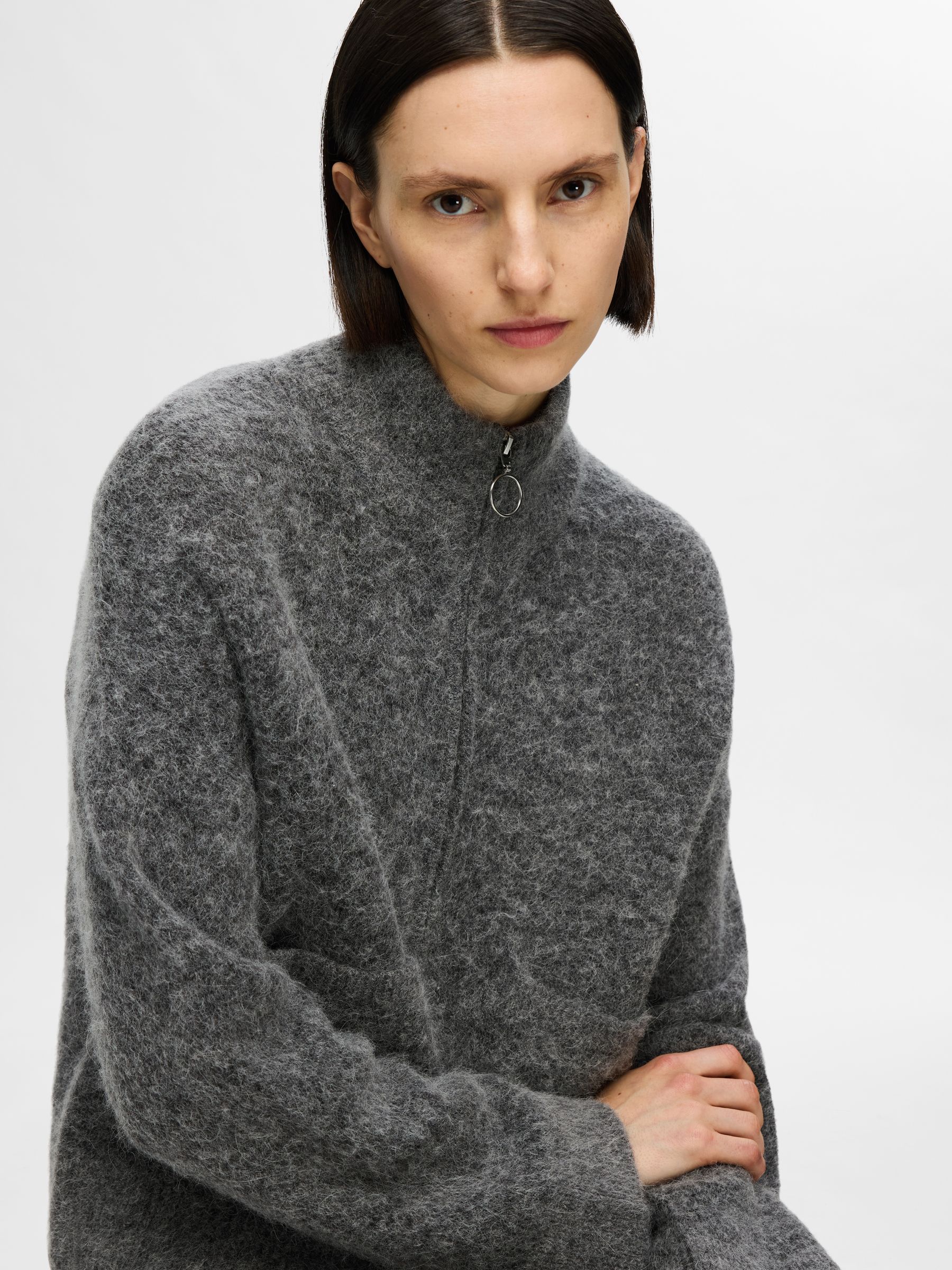SELECTED-FEM_NOOS2025_4324465_16091220_4.jpg Warmer Knit Cardigan mit Stehkragen und Reißverschluss