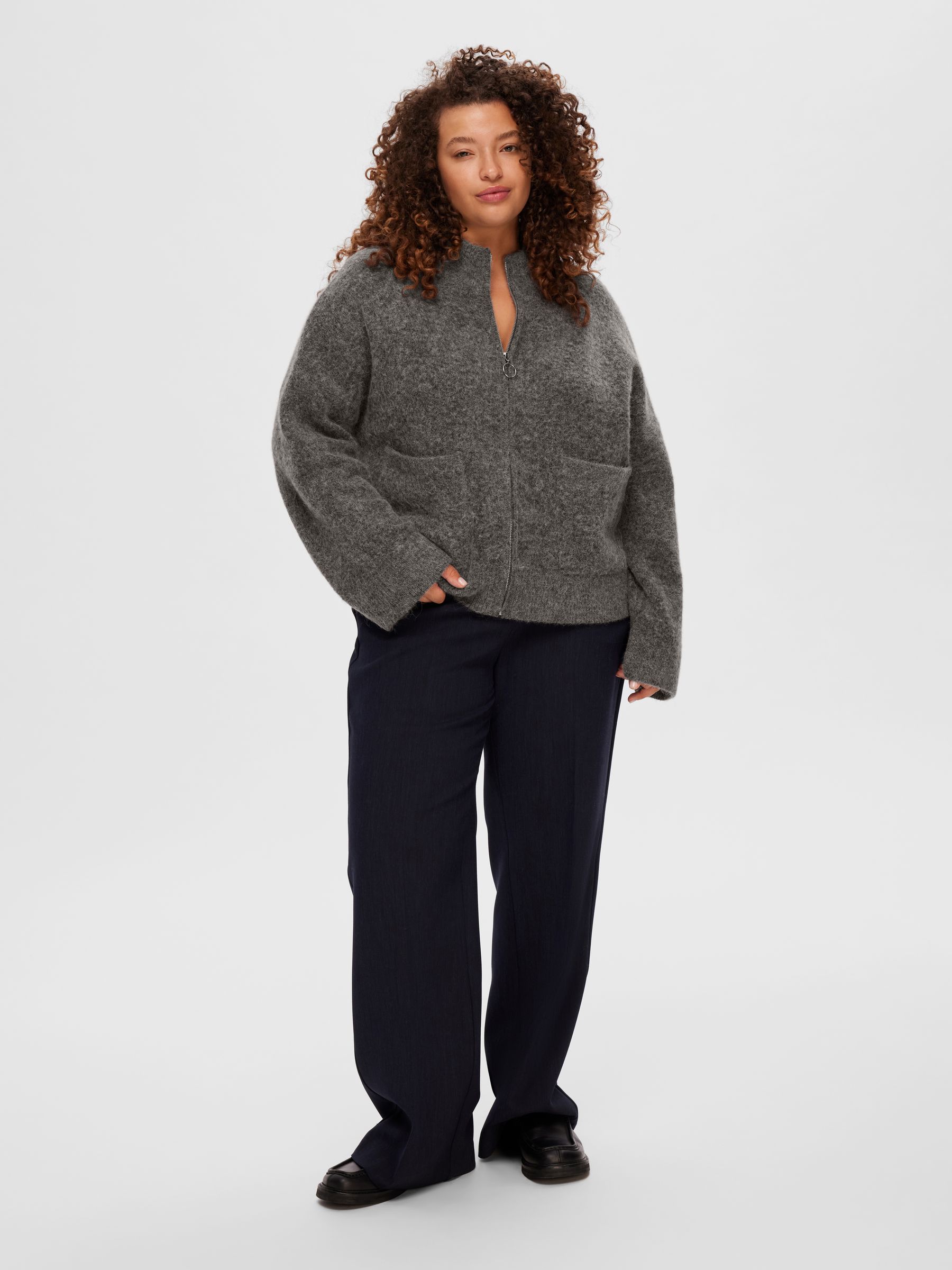 SELECTED-FEM_NOOS2025_4324465_16091220_7.jpg Warmer Knit Cardigan mit Stehkragen und Reißverschluss