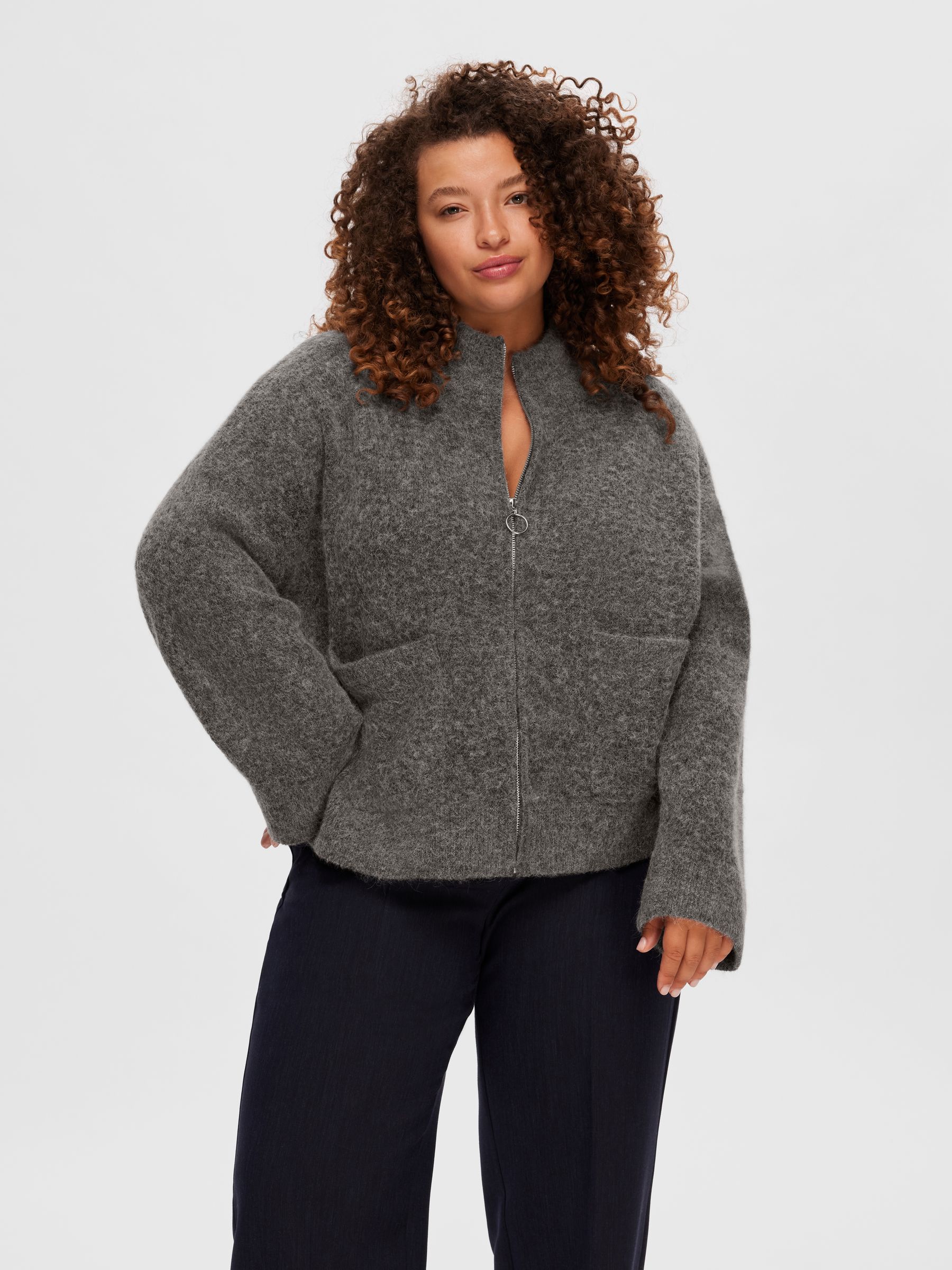 SELECTED-FEM_NOOS2025_4324465_16091220_8.jpg Warmer Knit Cardigan mit Stehkragen und Reißverschluss
