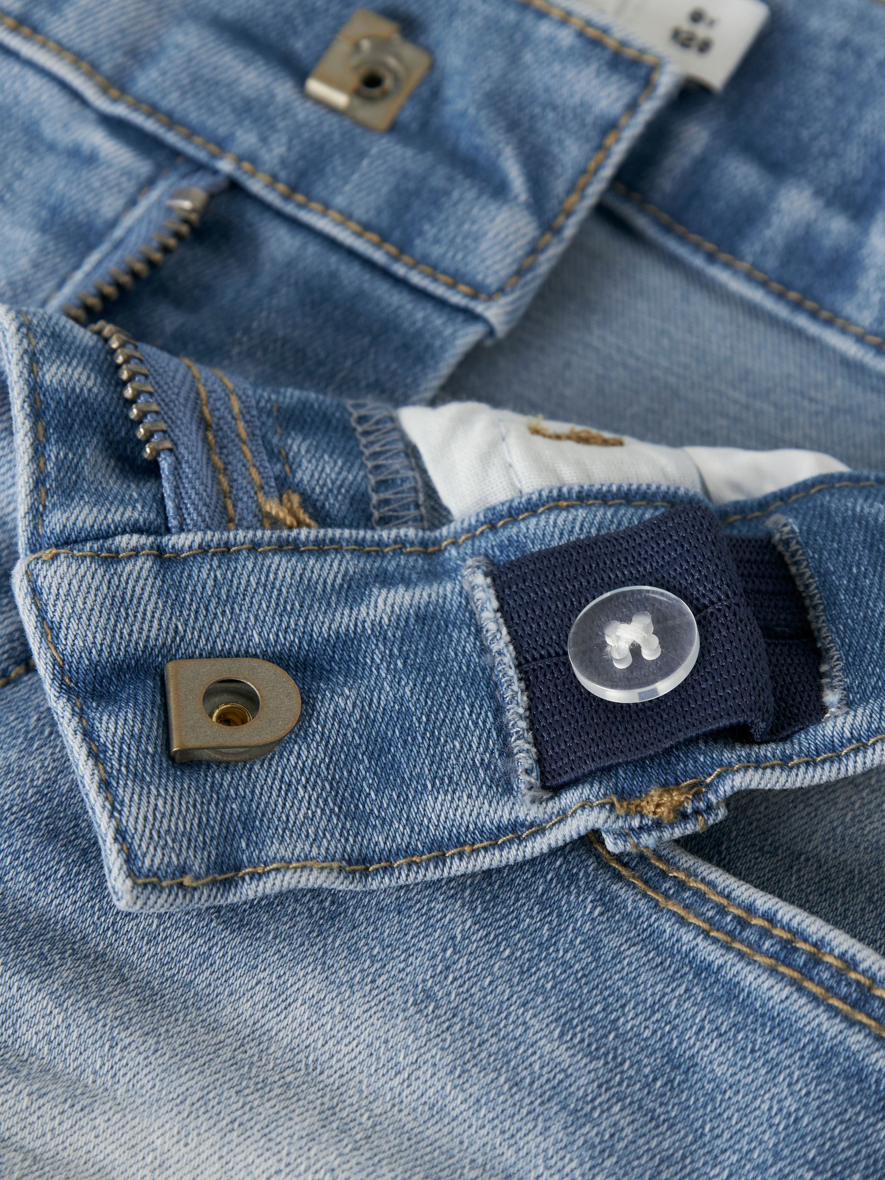 NAME-IT_NOOS2025_3755383_13197440_2.jpg Jeansshorts mit Spitzenbesatz und ausgefranstem Saum